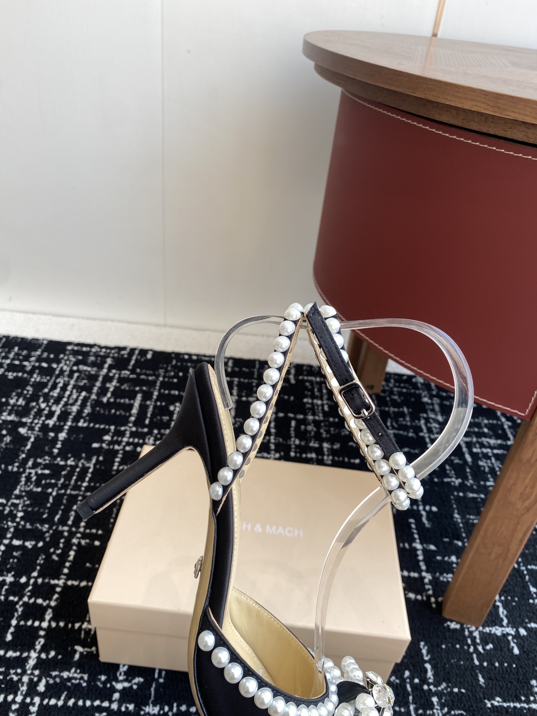 代购级
小众品牌Mach&Mach 绝美蝴蝶结 珍珠高跟系列鞋 

又美又嗲、珍珠蝴蝶结加缠绕式设计让你