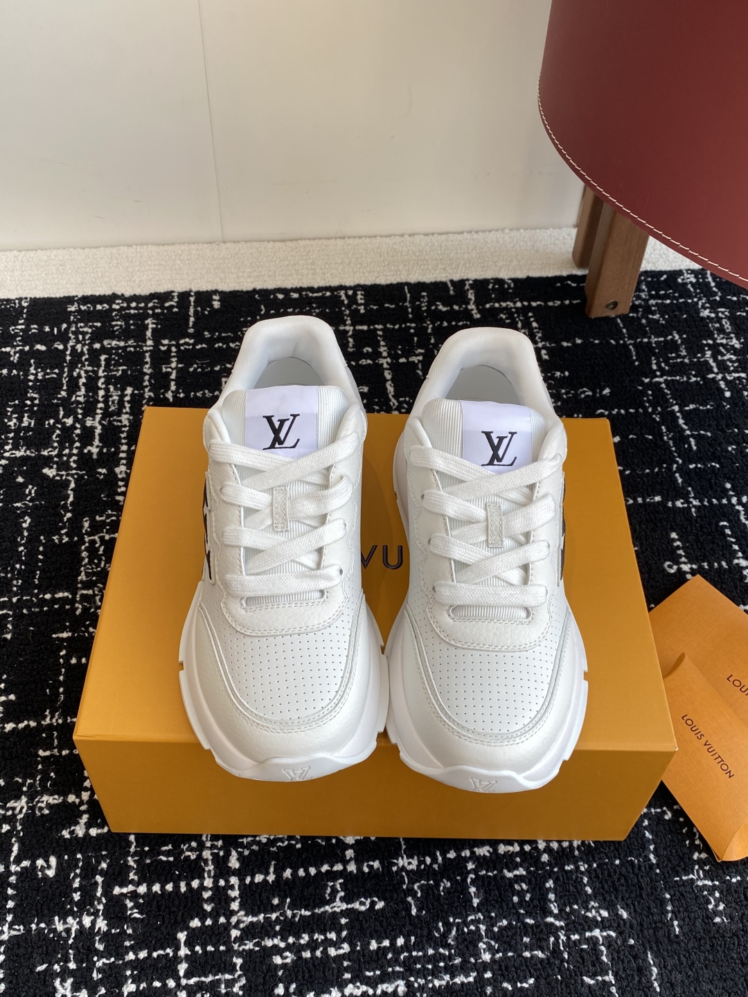 代购级
LV 路易威登 L家驴牌 最新Classic系列 厚底 休闲 运动鞋

原版购入开发 做货 这款
