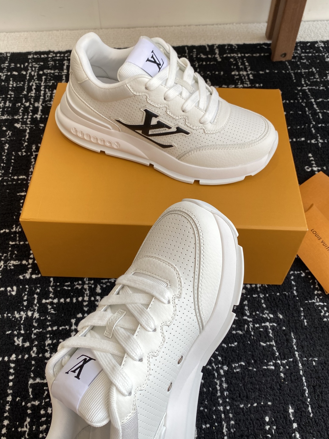 代购级
LV 路易威登 L家驴牌 最新Classic系列 厚底 休闲 运动鞋

原版购入开发 做货 这款