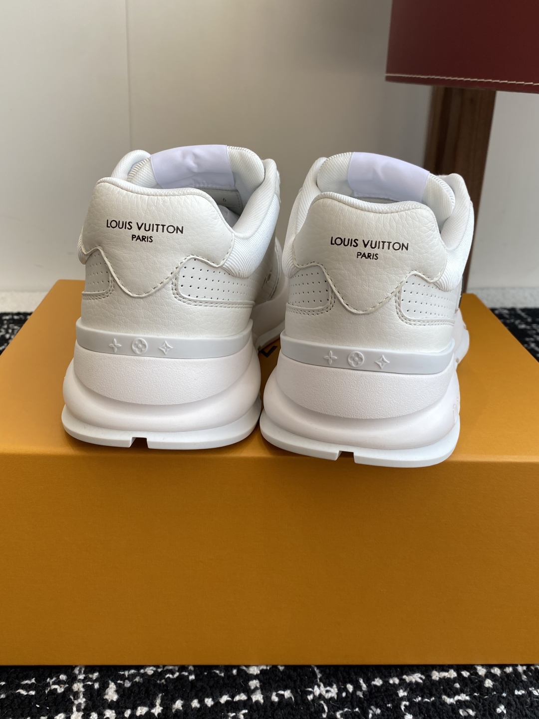 代购级
LV 路易威登 L家驴牌 最新Classic系列 厚底 休闲 运动鞋

原版购入开发 做货 这款