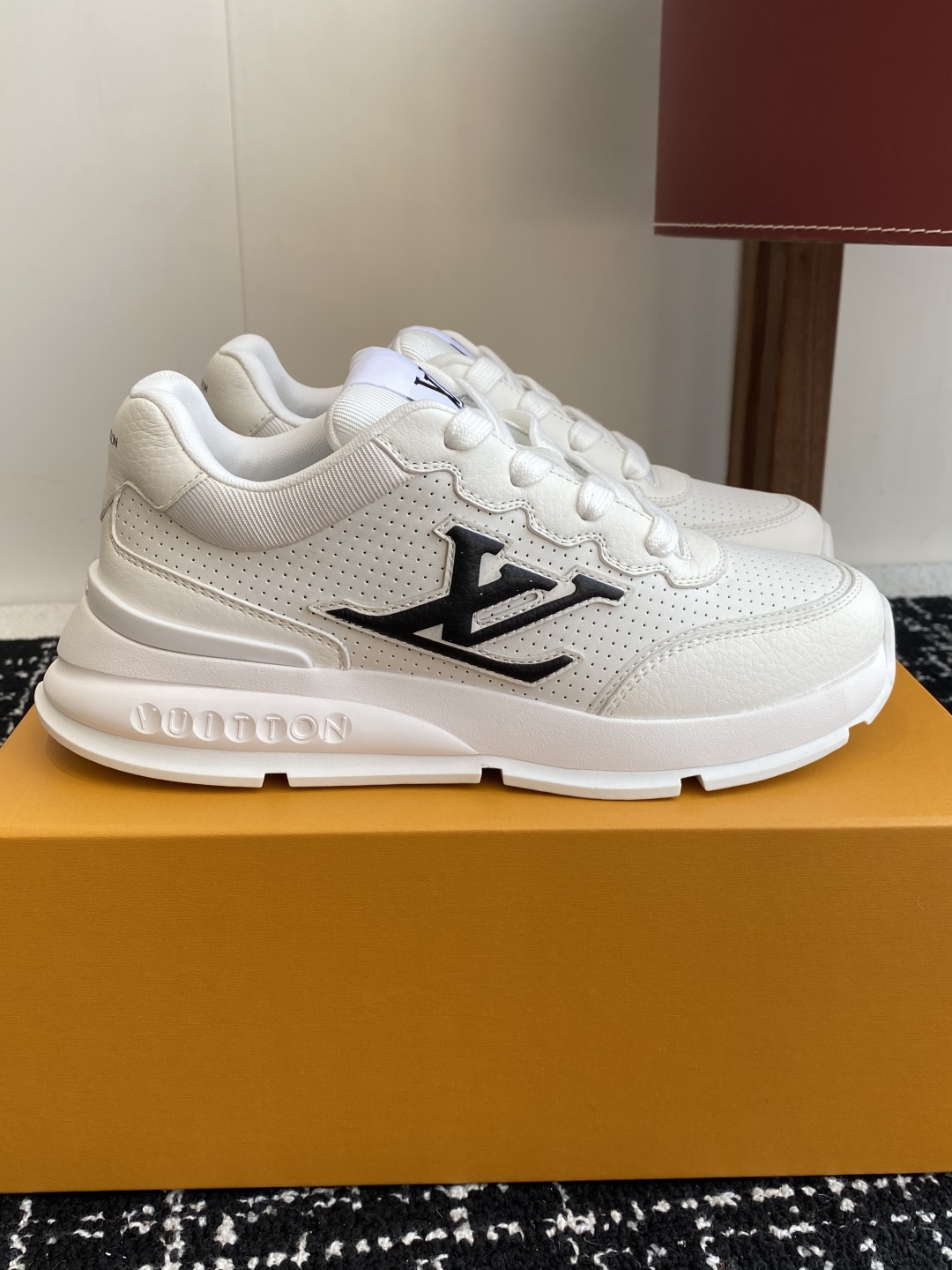 代购级
LV 路易威登 L家驴牌 最新Classic系列 厚底 休闲 运动鞋

原版购入开发 做货 这款