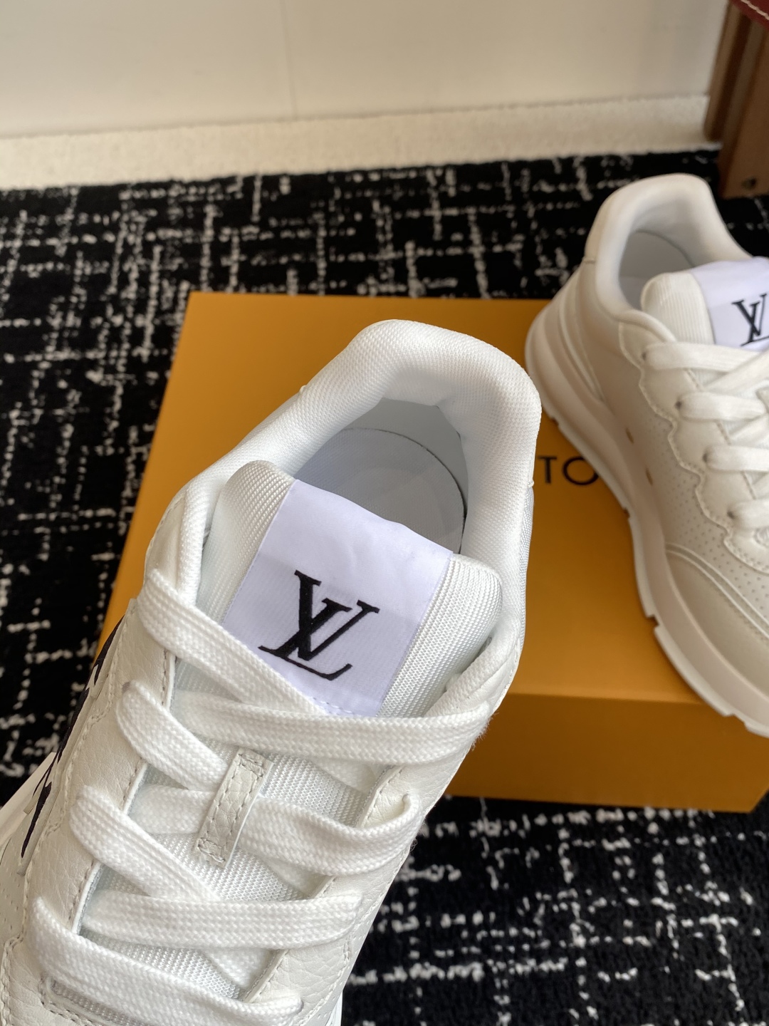 代购级
LV 路易威登 L家驴牌 最新Classic系列 厚底 休闲 运动鞋

原版购入开发 做货 这款