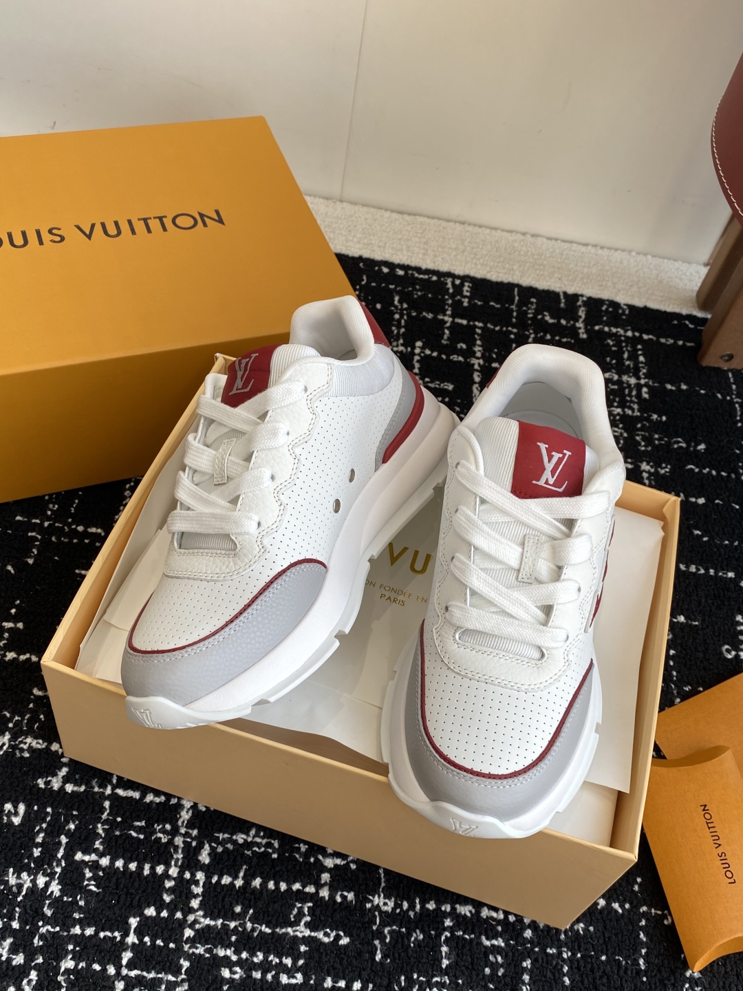 代购级
LV 路易威登 L家驴牌 最新Classic系列 厚底 休闲 运动鞋

原版购入开发 做货 这款