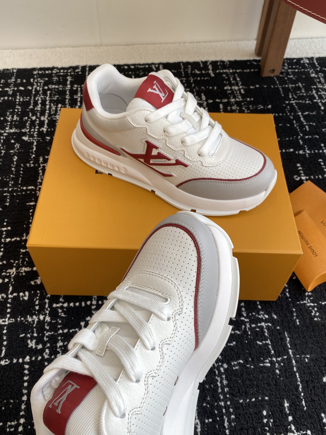 代购级
LV 路易威登 L家驴牌 最新Classic系列 厚底 休闲 运动鞋

原版购入开发 做货 这款