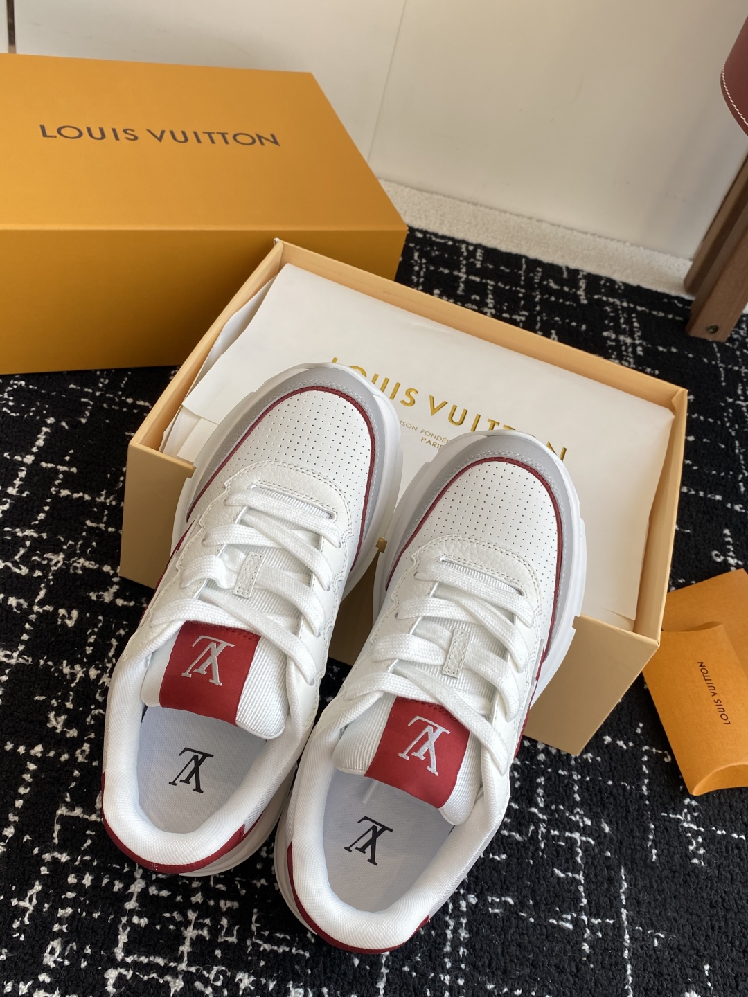 代购级
LV 路易威登 L家驴牌 最新Classic系列 厚底 休闲 运动鞋

原版购入开发 做货 这款