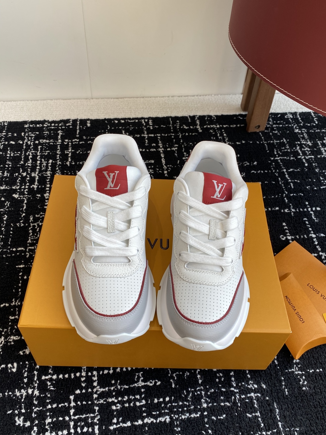 代购级
LV 路易威登 L家驴牌 最新Classic系列 厚底 休闲 运动鞋

原版购入开发 做货 这款