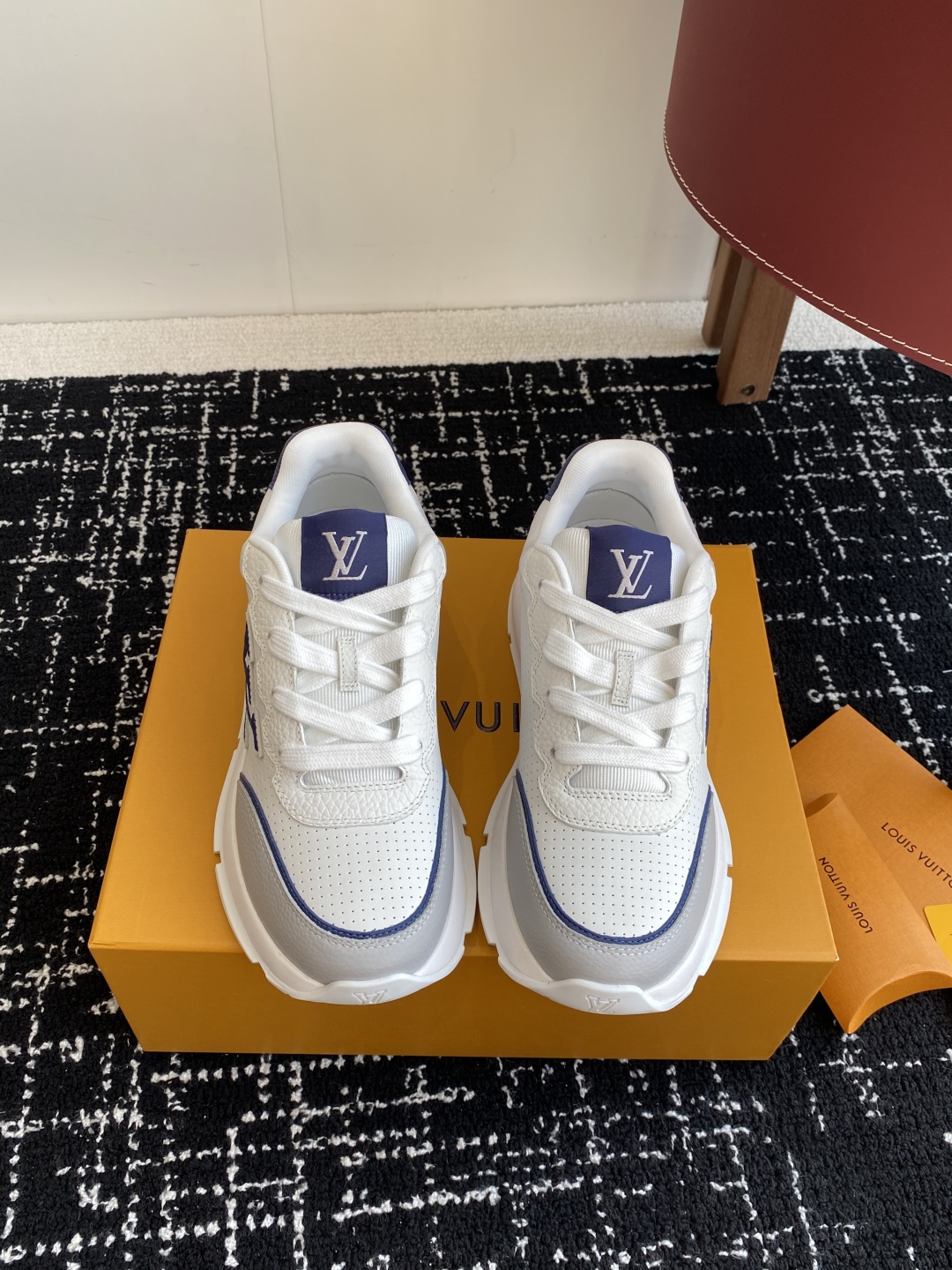 代购级
LV 路易威登 L家驴牌 最新Classic系列 厚底 休闲 运动鞋

原版购入开发 做货 这款
