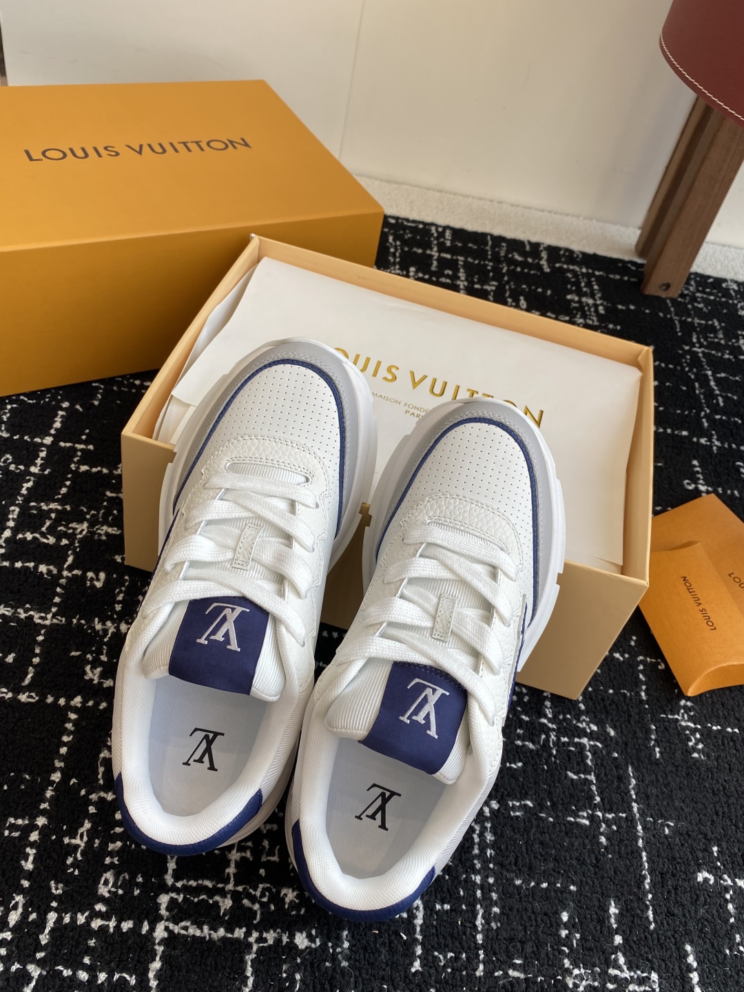 代购级
LV 路易威登 L家驴牌 最新Classic系列 厚底 休闲 运动鞋

原版购入开发 做货 这款