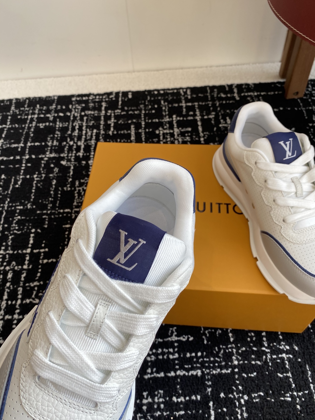 代购级
LV 路易威登 L家驴牌 最新Classic系列 厚底 休闲 运动鞋

原版购入开发 做货 这款