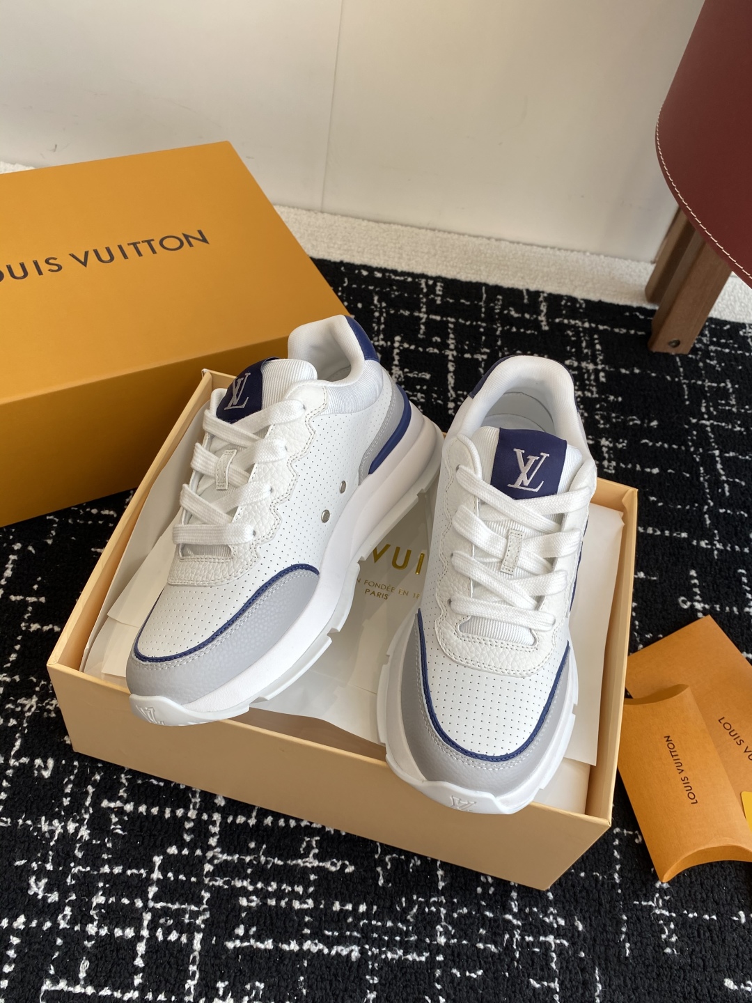 代购级
LV 路易威登 L家驴牌 最新Classic系列 厚底 休闲 运动鞋

原版购入开发 做货 这款