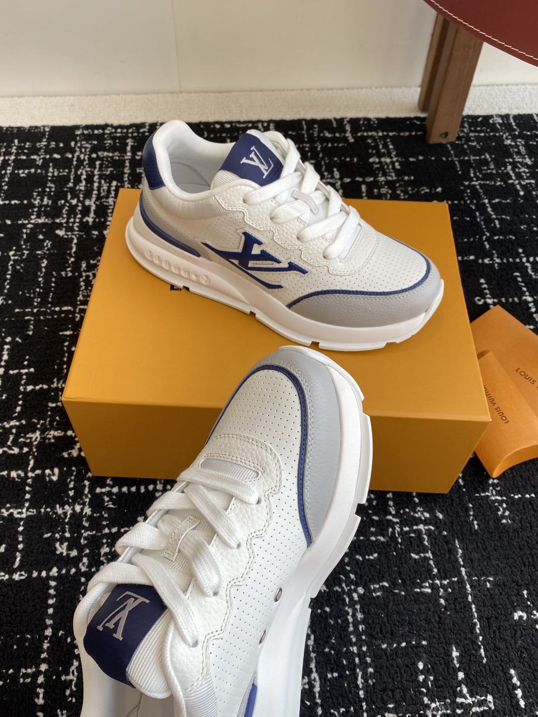 代购级
LV 路易威登 L家驴牌 最新Classic系列 厚底 休闲 运动鞋

原版购入开发 做货 这款