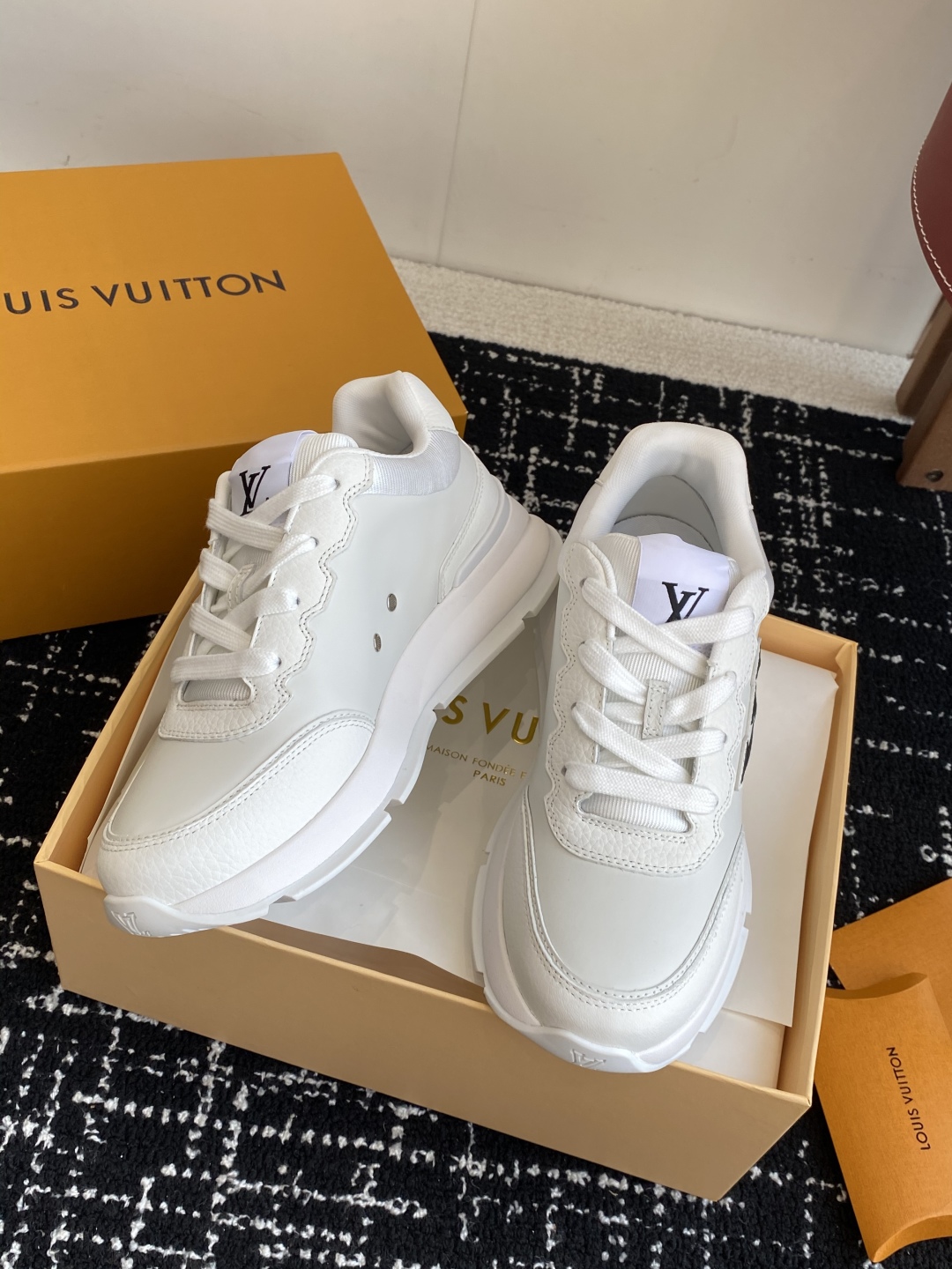 代购级
LV 路易威登 L家驴牌 最新Classic系列 厚底 休闲 运动鞋

原版购入开发 做货 这款