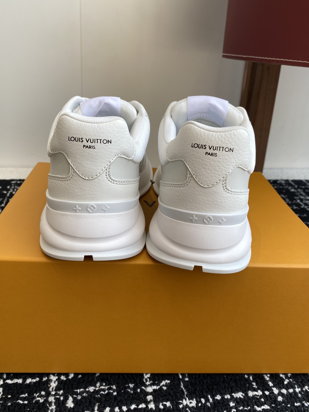 代购级
LV 路易威登 L家驴牌 最新Classic系列 厚底 休闲 运动鞋

原版购入开发 做货 这款