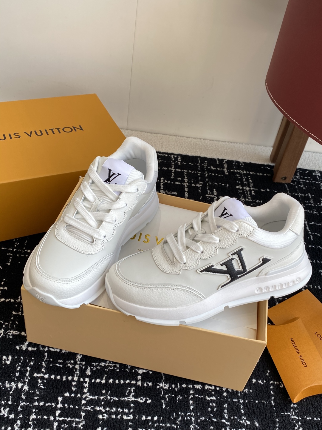 代购级
LV 路易威登 L家驴牌 最新Classic系列 厚底 休闲 运动鞋

原版购入开发 做货 这款