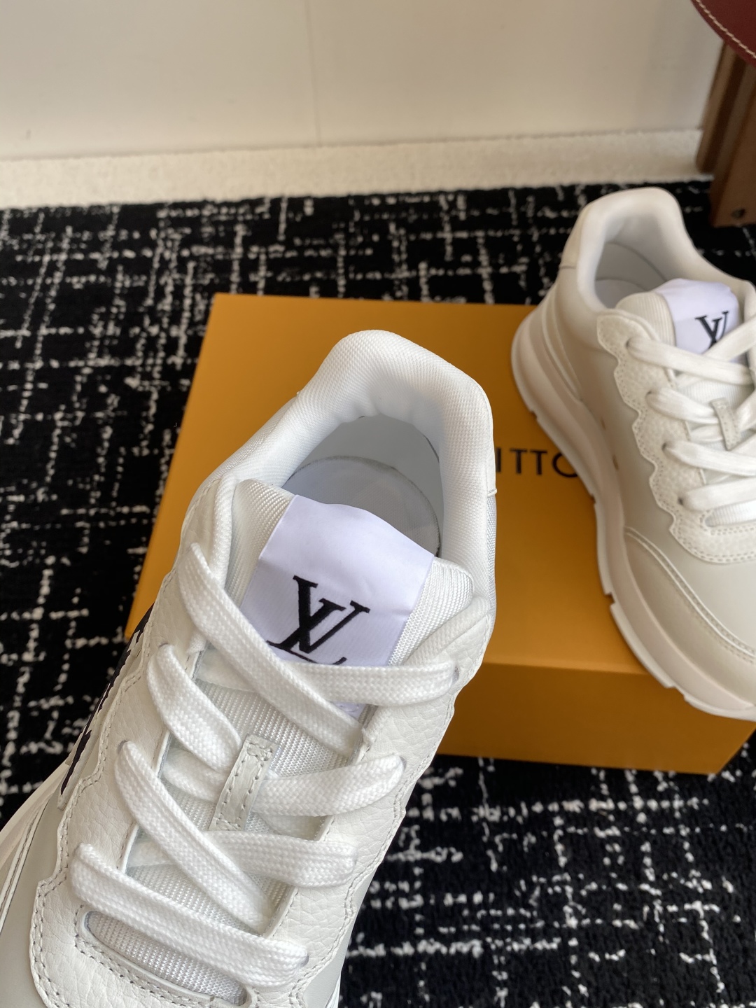 代购级
LV 路易威登 L家驴牌 最新Classic系列 厚底 休闲 运动鞋

原版购入开发 做货 这款