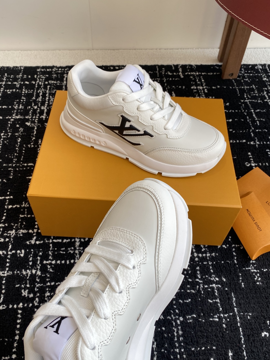 代购级
LV 路易威登 L家驴牌 最新Classic系列 厚底 休闲 运动鞋

原版购入开发 做货 这款