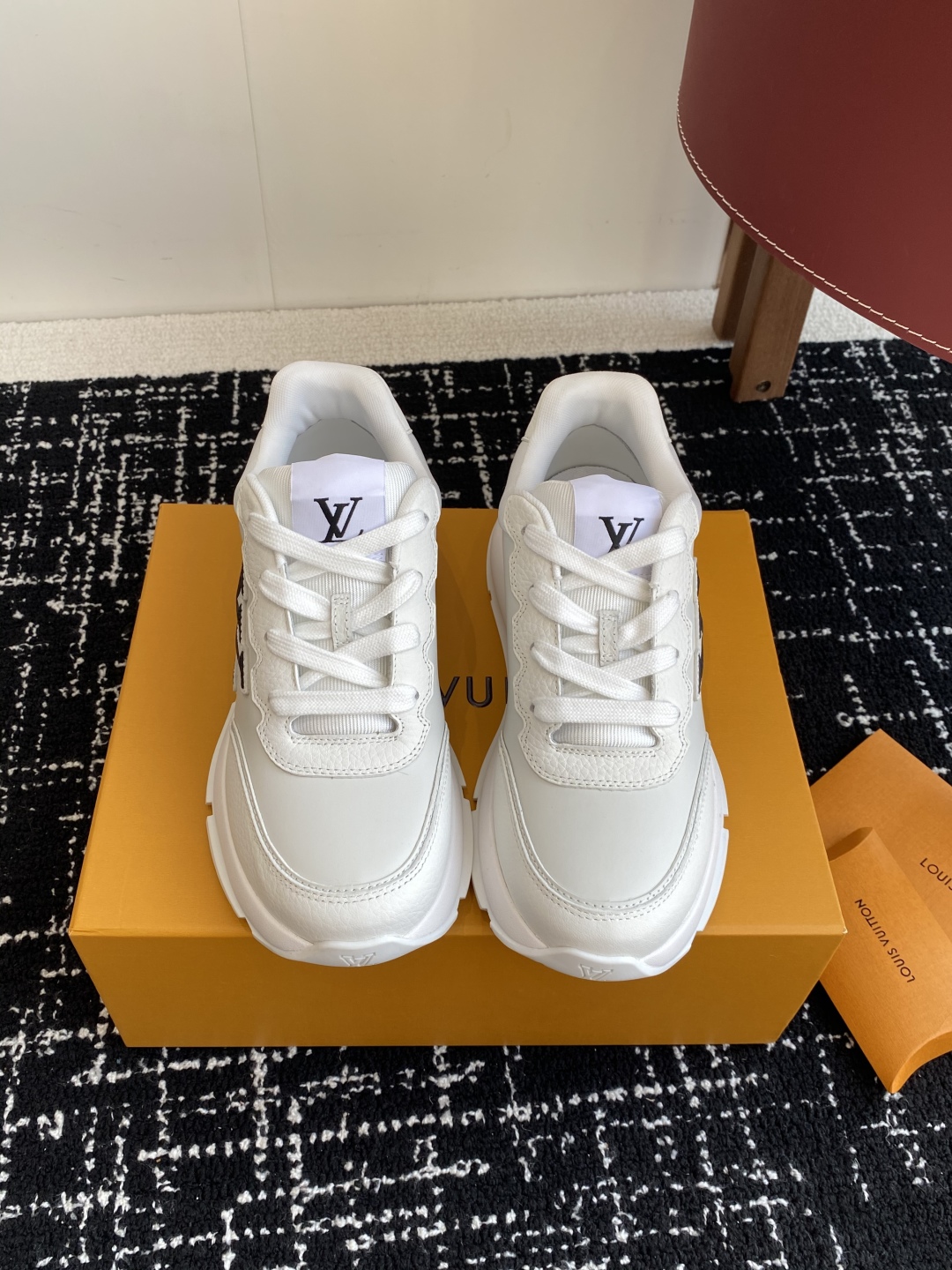 代购级
LV 路易威登 L家驴牌 最新Classic系列 厚底 休闲 运动鞋

原版购入开发 做货 这款