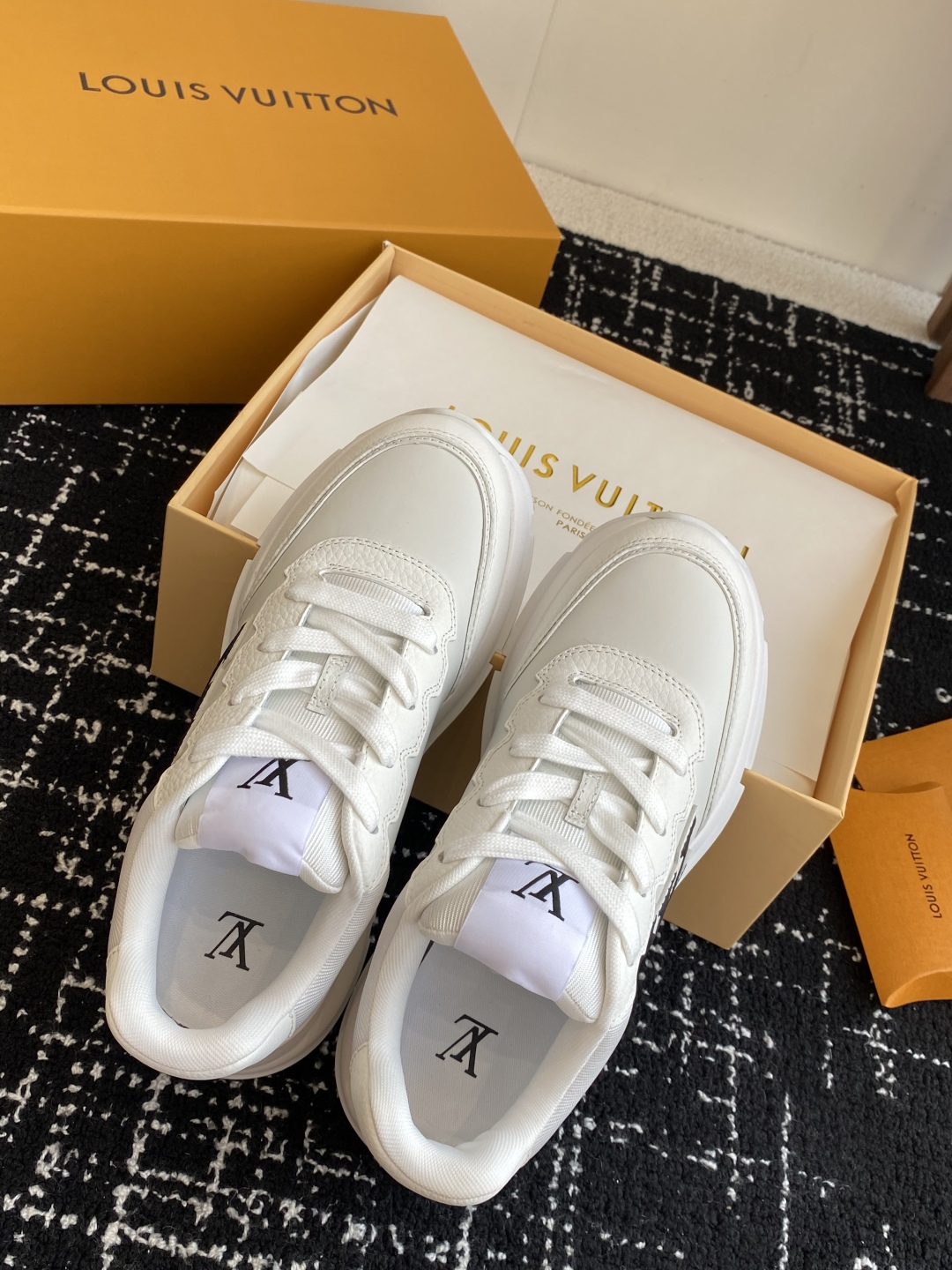 代购级
LV 路易威登 L家驴牌 最新Classic系列 厚底 休闲 运动鞋

原版购入开发 做货 这款