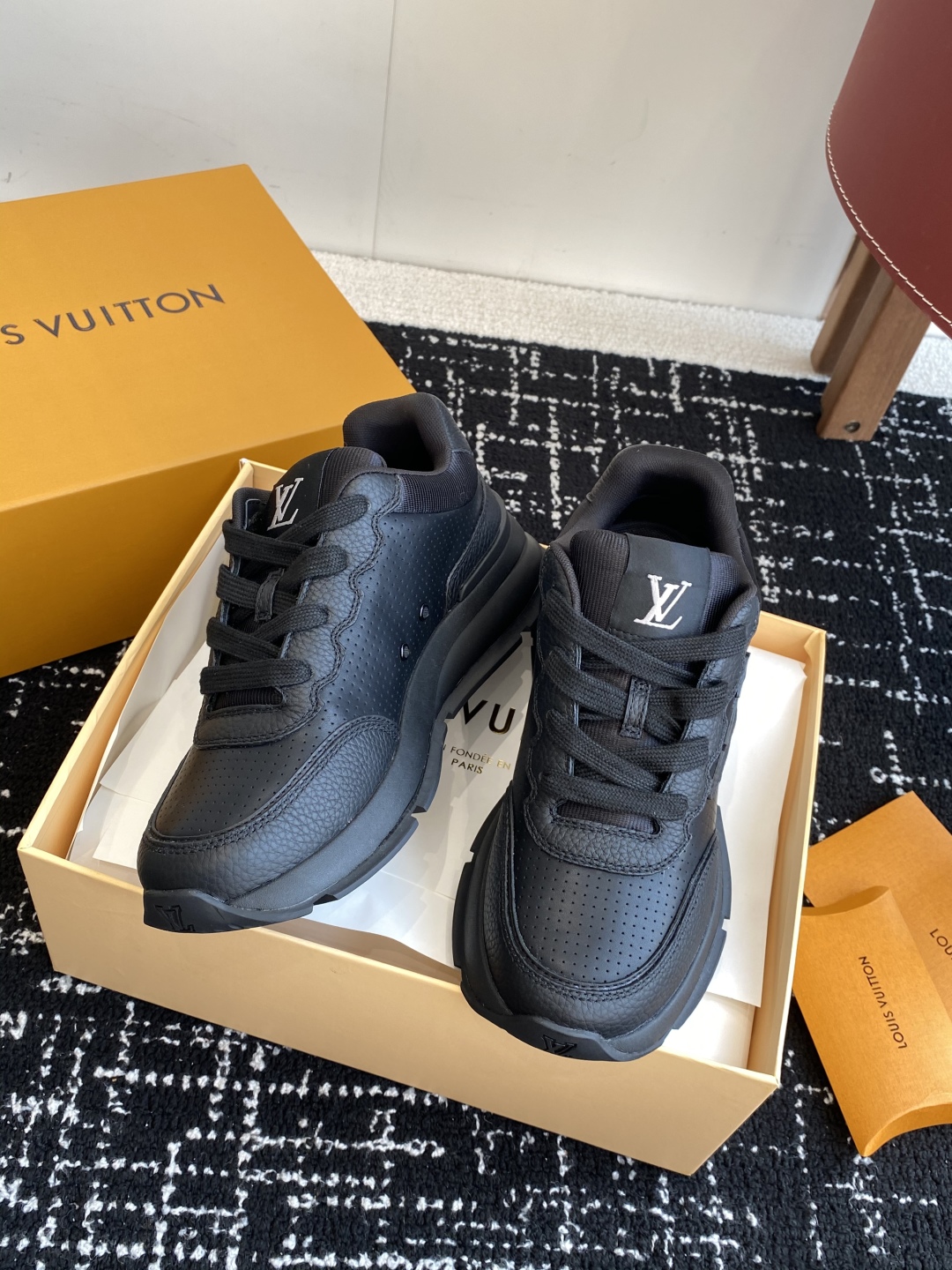 代购级
LV 路易威登 L家驴牌 最新Classic系列 厚底 休闲 运动鞋

原版购入开发 做货 这款