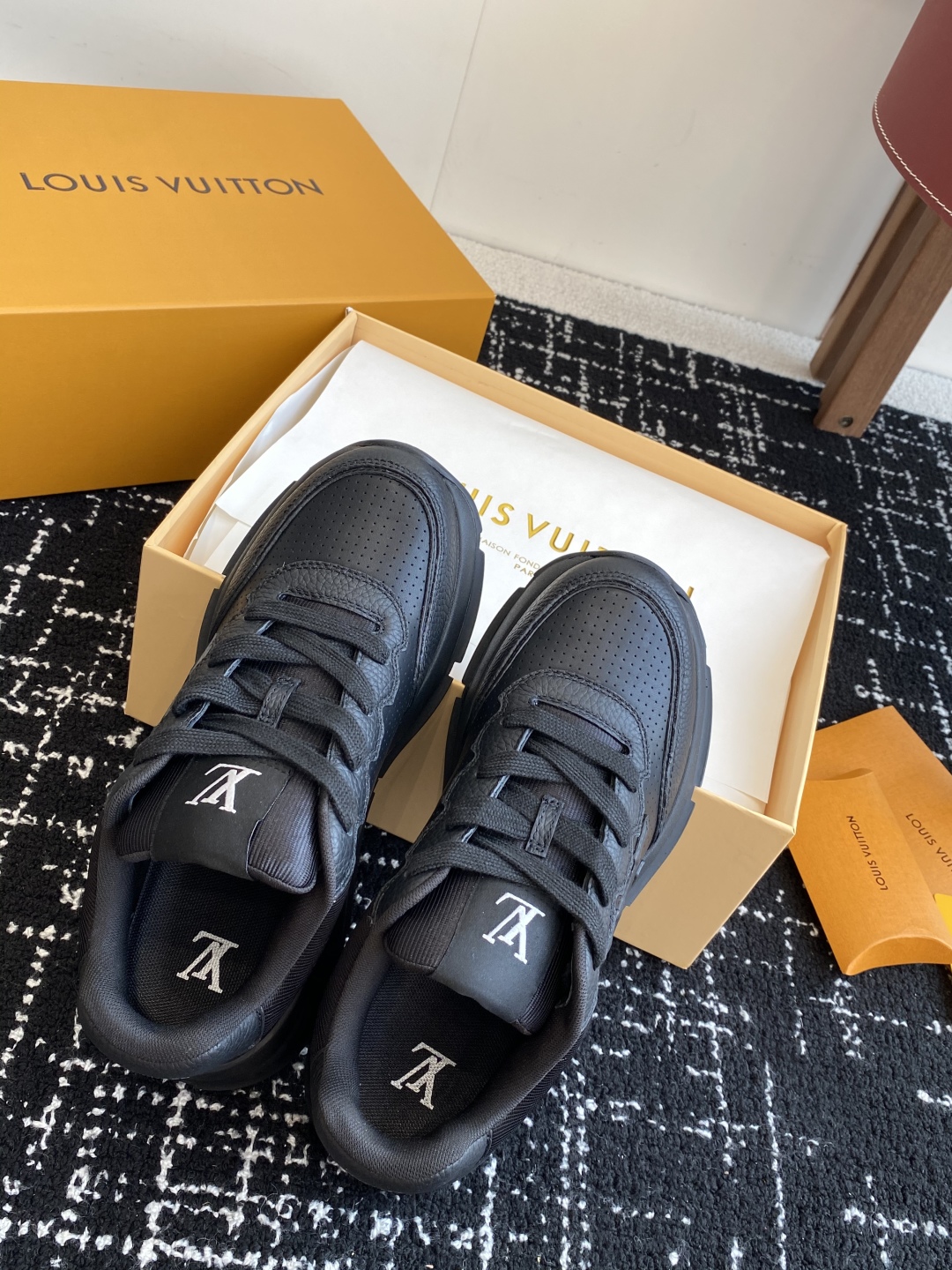代购级
LV 路易威登 L家驴牌 最新Classic系列 厚底 休闲 运动鞋

原版购入开发 做货 这款