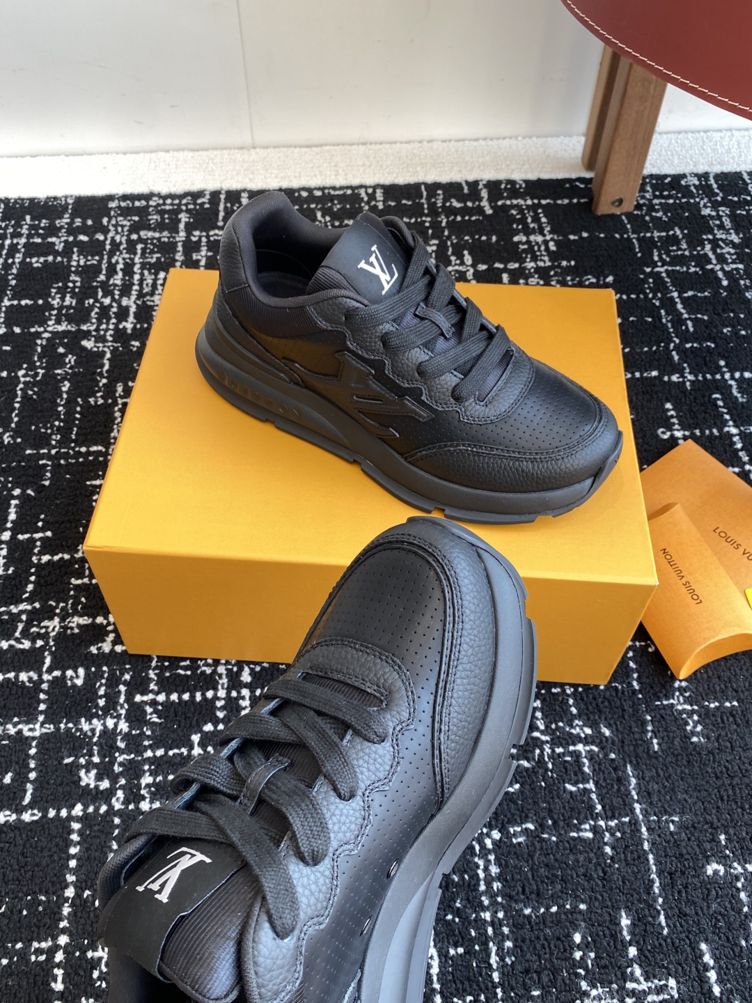 代购级
LV 路易威登 L家驴牌 最新Classic系列 厚底 休闲 运动鞋

原版购入开发 做货 这款