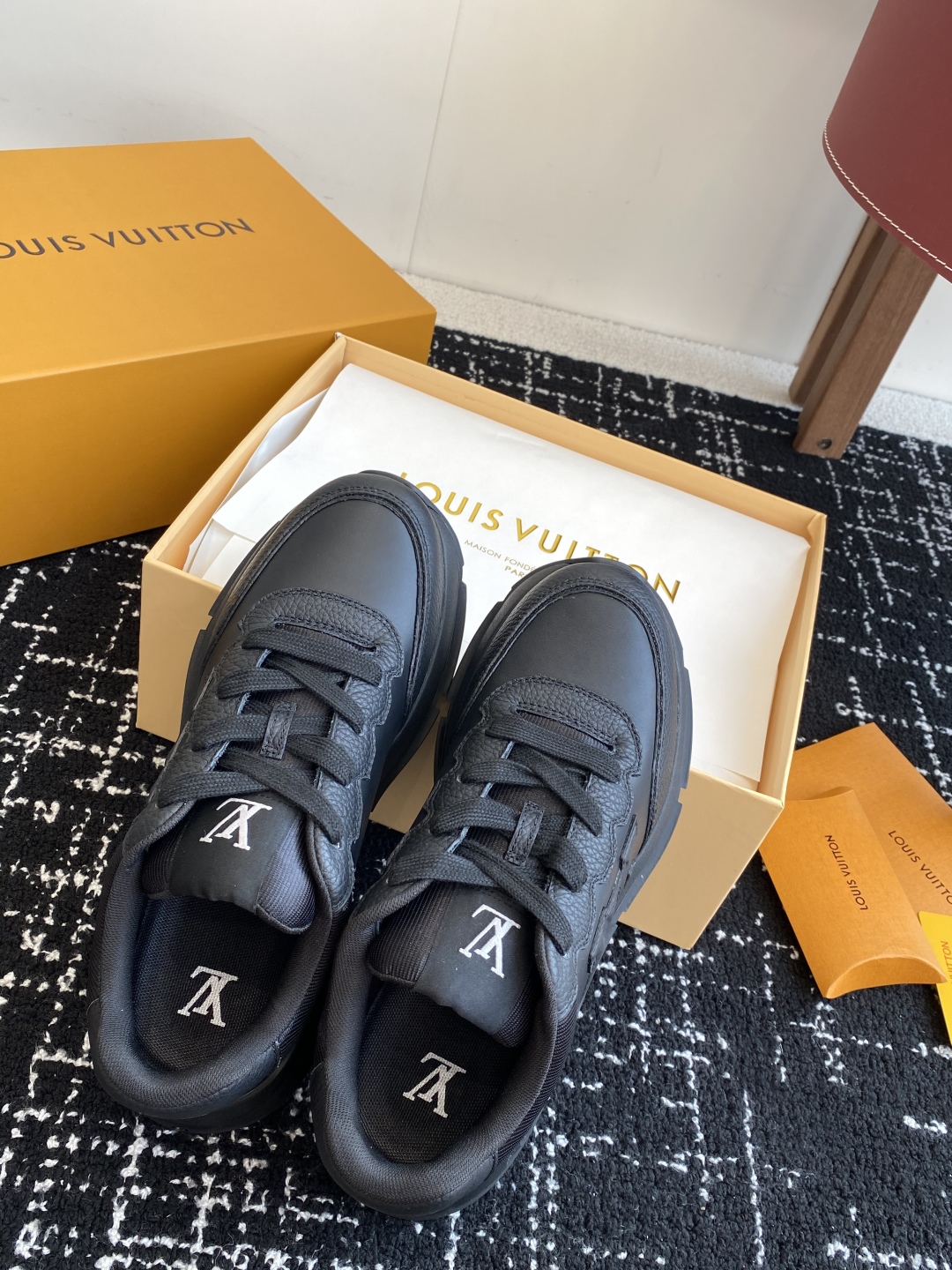 代购级
LV 路易威登 L家驴牌 最新Classic系列 厚底 休闲 运动鞋

原版购入开发 做货 这款