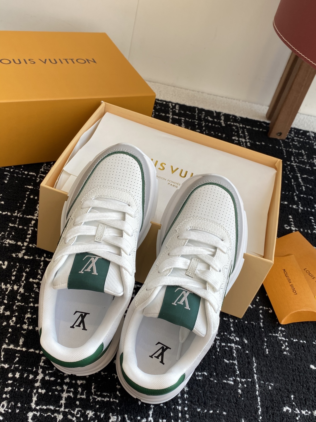 代购级
LV 路易威登 L家驴牌 最新Classic系列 厚底 休闲 运动鞋

原版购入开发 做货 这款