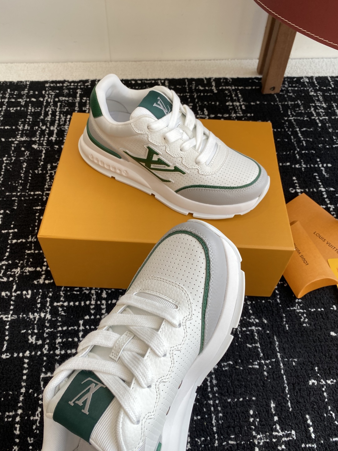 代购级
LV 路易威登 L家驴牌 最新Classic系列 厚底 休闲 运动鞋

原版购入开发 做货 这款