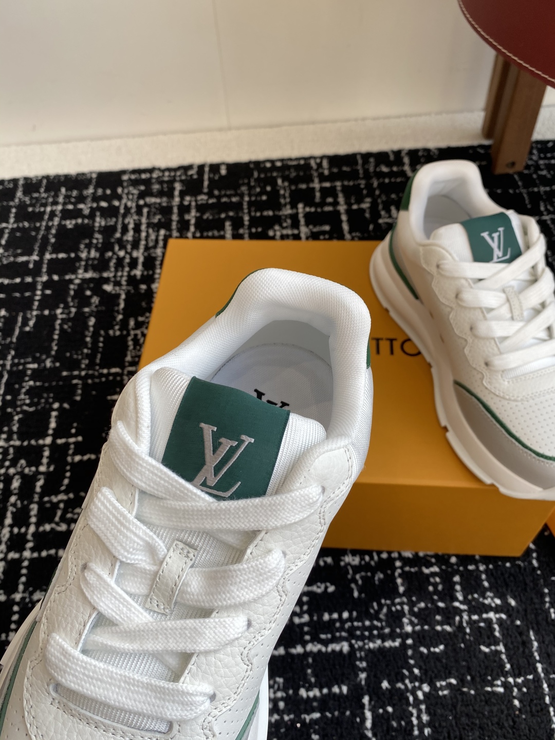 代购级
LV 路易威登 L家驴牌 最新Classic系列 厚底 休闲 运动鞋

原版购入开发 做货 这款