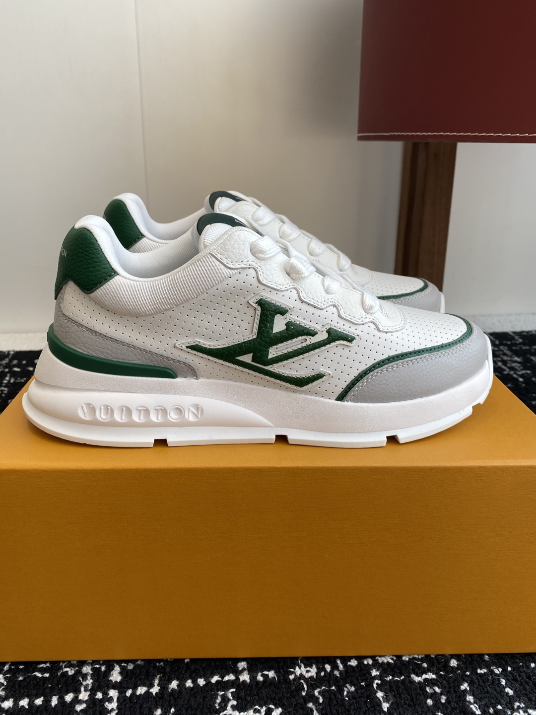代购级
LV 路易威登 L家驴牌 最新Classic系列 厚底 休闲 运动鞋

原版购入开发 做货 这款