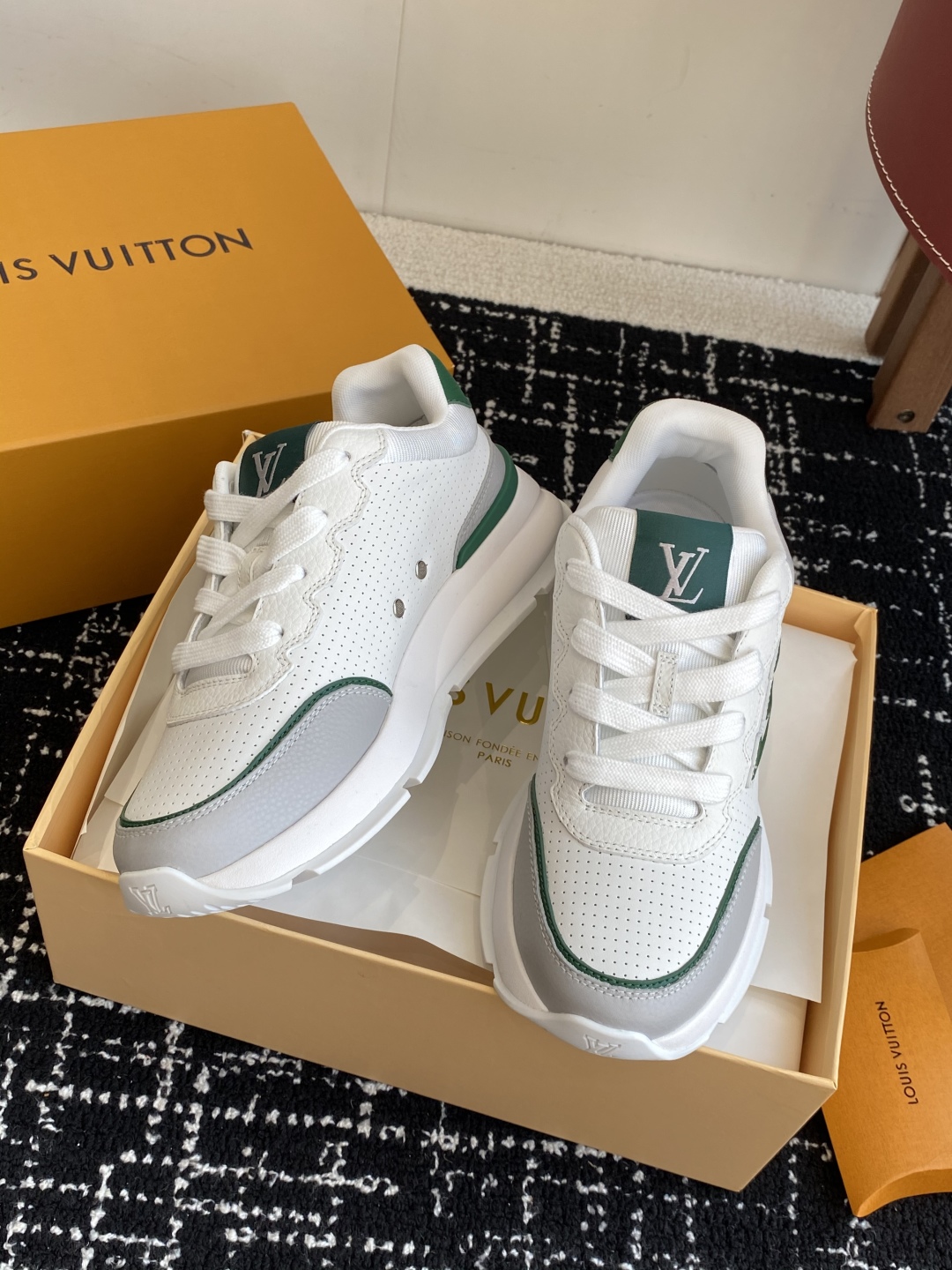 代购级
LV 路易威登 L家驴牌 最新Classic系列 厚底 休闲 运动鞋

原版购入开发 做货 这款