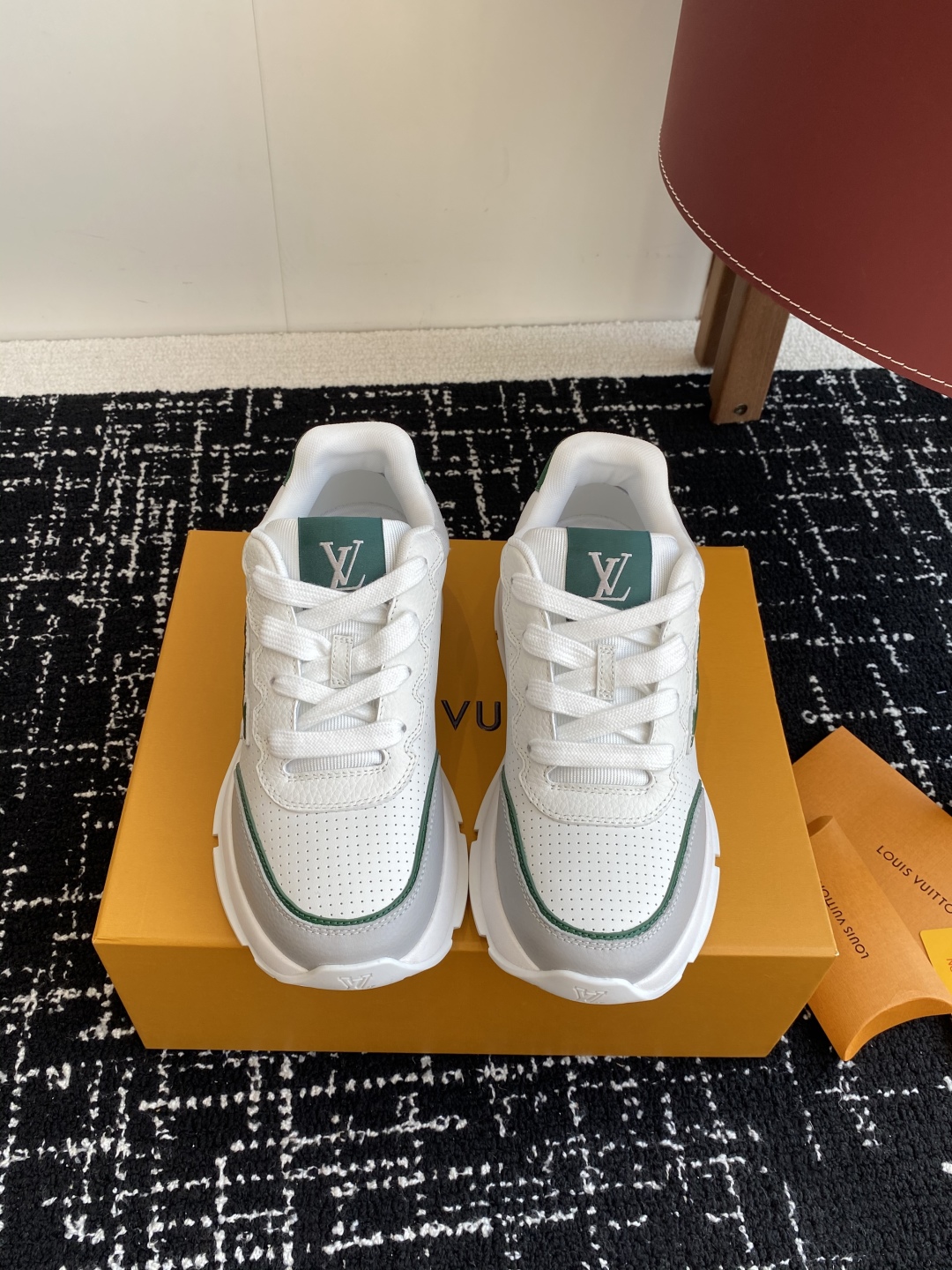 代购级
LV 路易威登 L家驴牌 最新Classic系列 厚底 休闲 运动鞋

原版购入开发 做货 这款