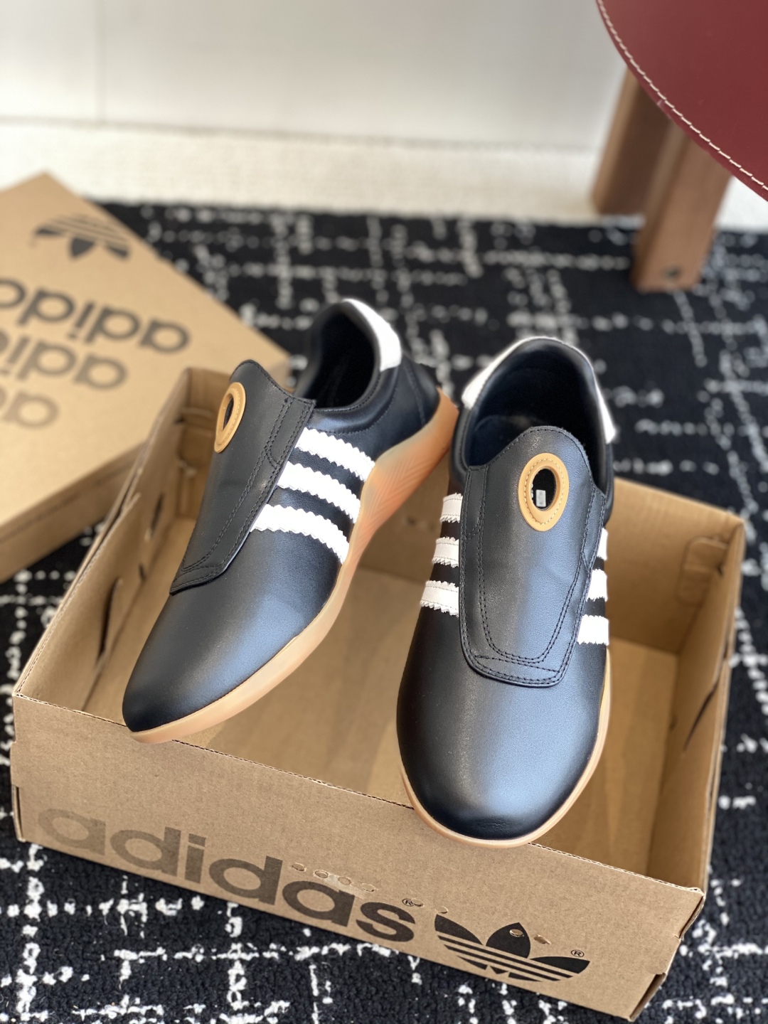 代购级
Adidas 阿迪达斯 25ss春夏新款 一脚蹬 平底 跆拳道鞋 休闲鞋

简直就是球鞋界的“流