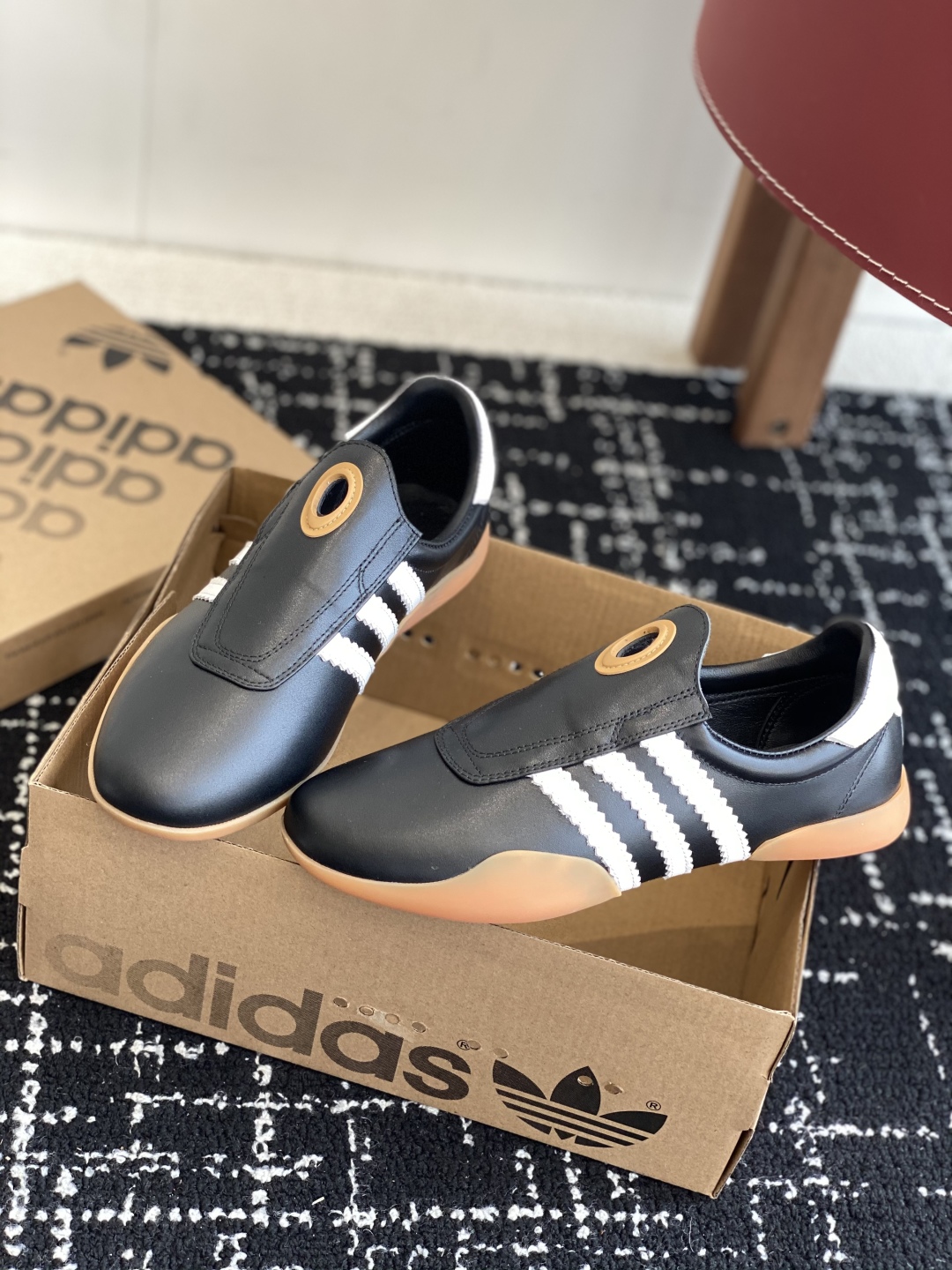 代购级
Adidas 阿迪达斯 25ss春夏新款 一脚蹬 平底 跆拳道鞋 休闲鞋

简直就是球鞋界的“流