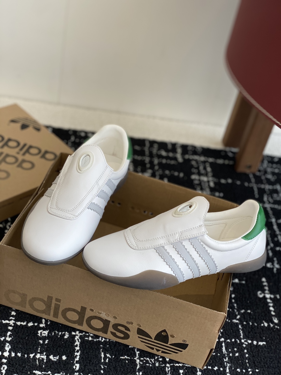 代购级
Adidas 阿迪达斯 25ss春夏新款 一脚蹬 平底 跆拳道鞋 休闲鞋

简直就是球鞋界的“流