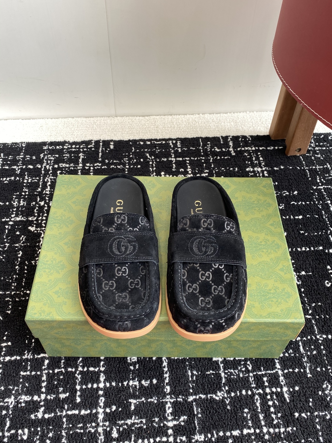 代购级
Gucci 25ss 春夏新款 复古大头包头拖，

 勃肯拖第一眼看到这个鞋子感觉不起眼，没有过