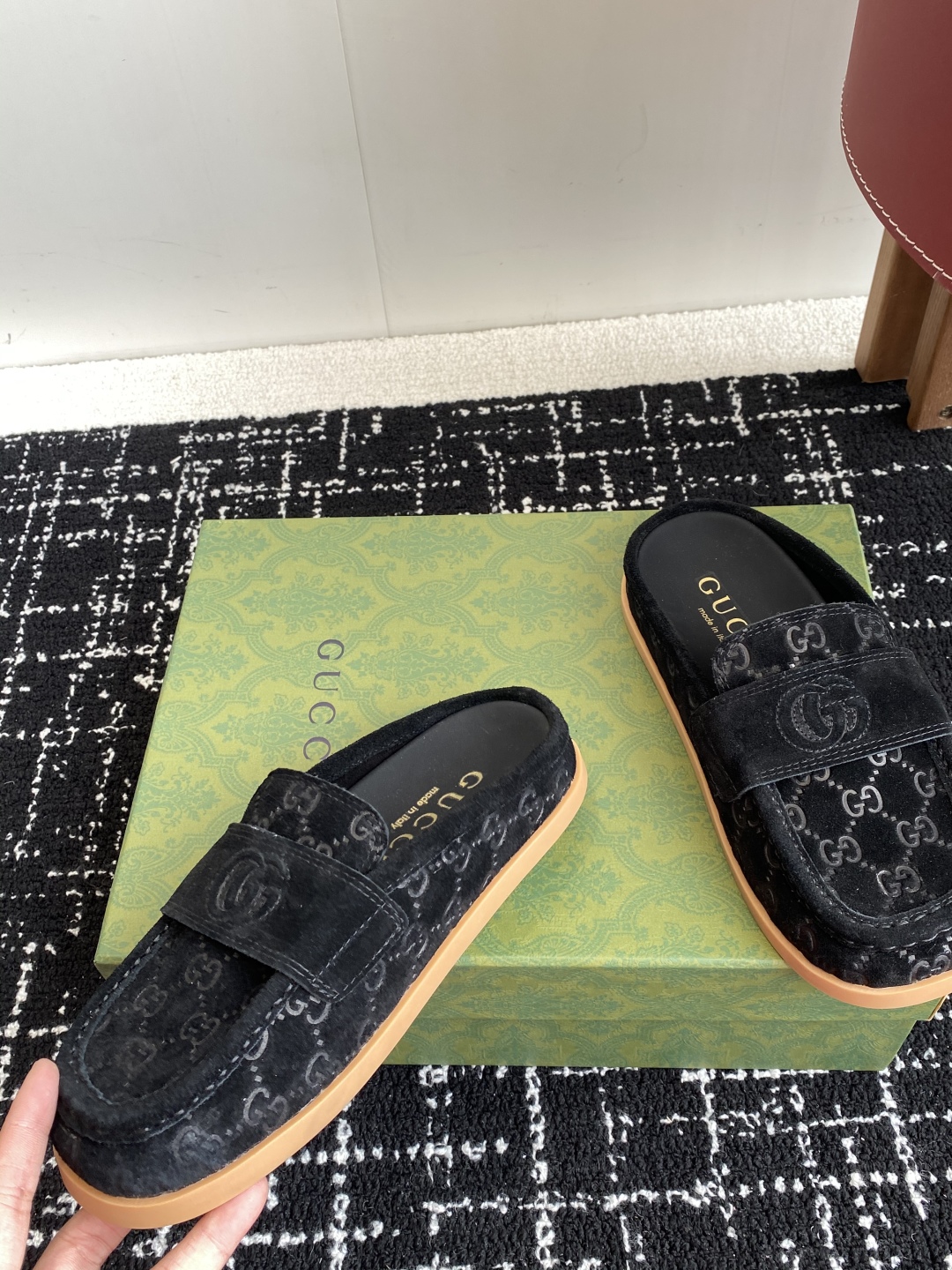 代购级
Gucci 25ss 春夏新款 复古大头包头拖，

 勃肯拖第一眼看到这个鞋子感觉不起眼，没有过