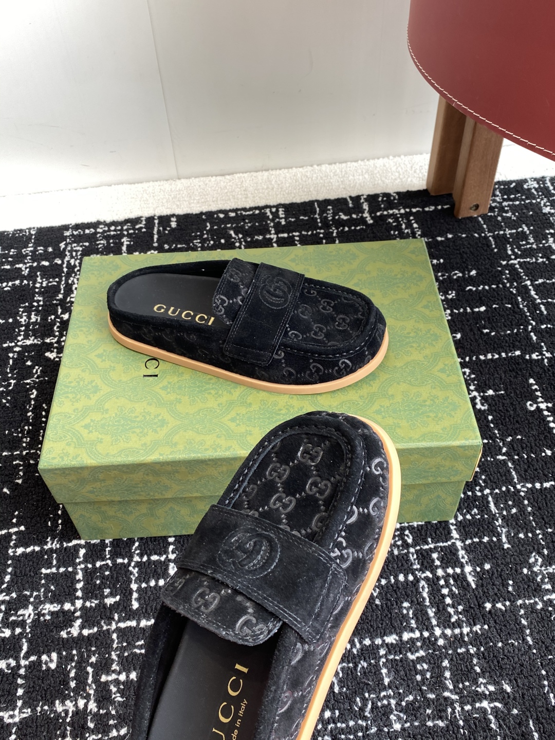 代购级
Gucci 25ss 春夏新款 复古大头包头拖，

 勃肯拖第一眼看到这个鞋子感觉不起眼，没有过