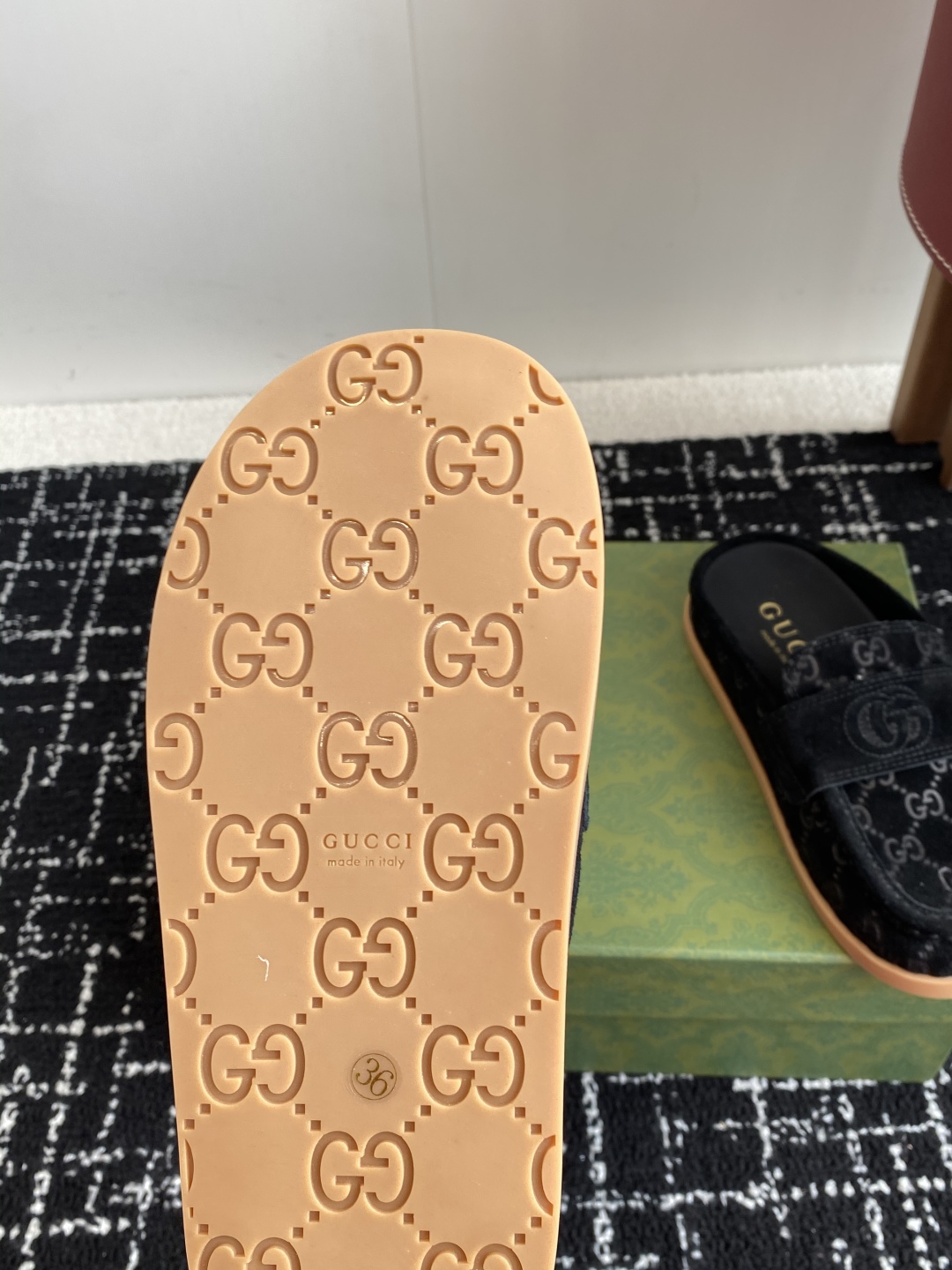 代购级
Gucci 25ss 春夏新款 复古大头包头拖，

 勃肯拖第一眼看到这个鞋子感觉不起眼，没有过