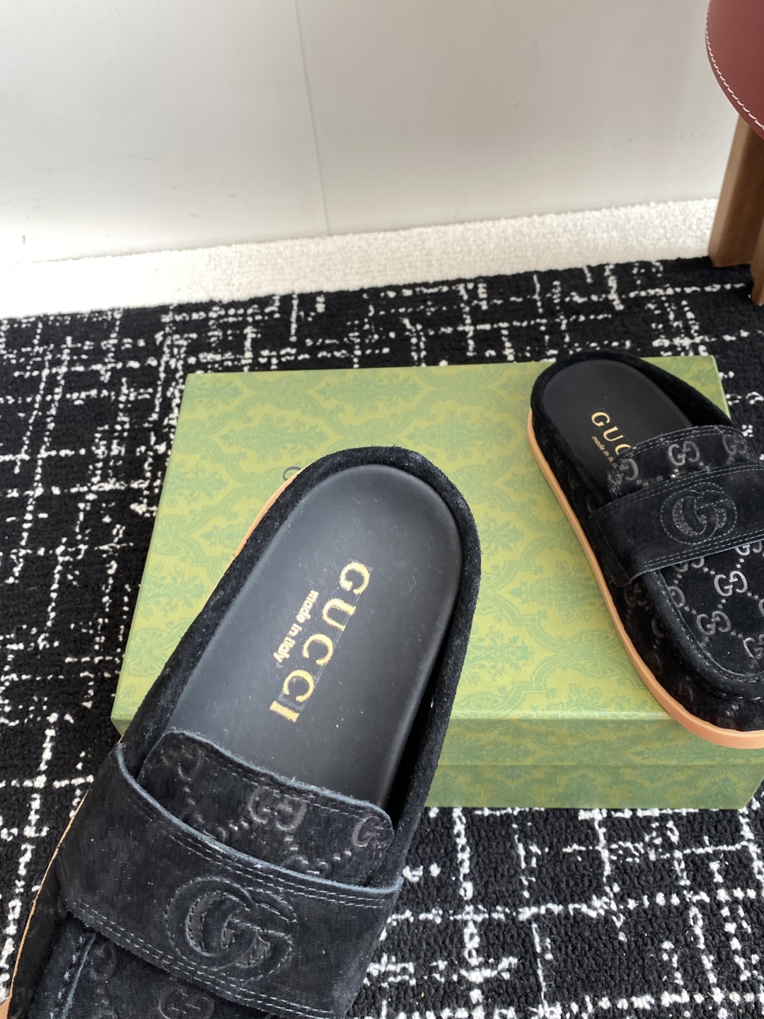 代购级
Gucci 25ss 春夏新款 复古大头包头拖，

 勃肯拖第一眼看到这个鞋子感觉不起眼，没有过