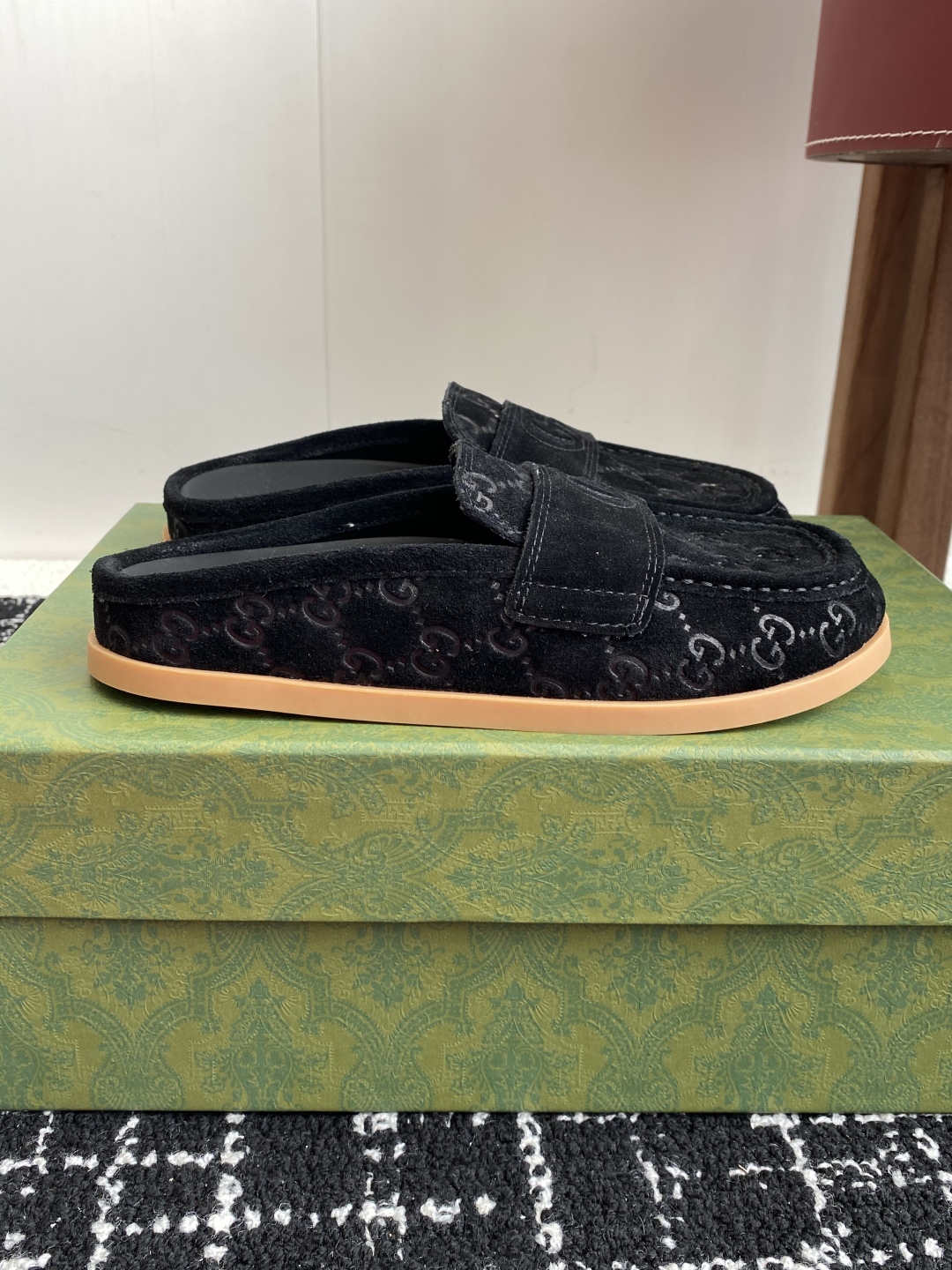 代购级
Gucci 25ss 春夏新款 复古大头包头拖，

 勃肯拖第一眼看到这个鞋子感觉不起眼，没有过
