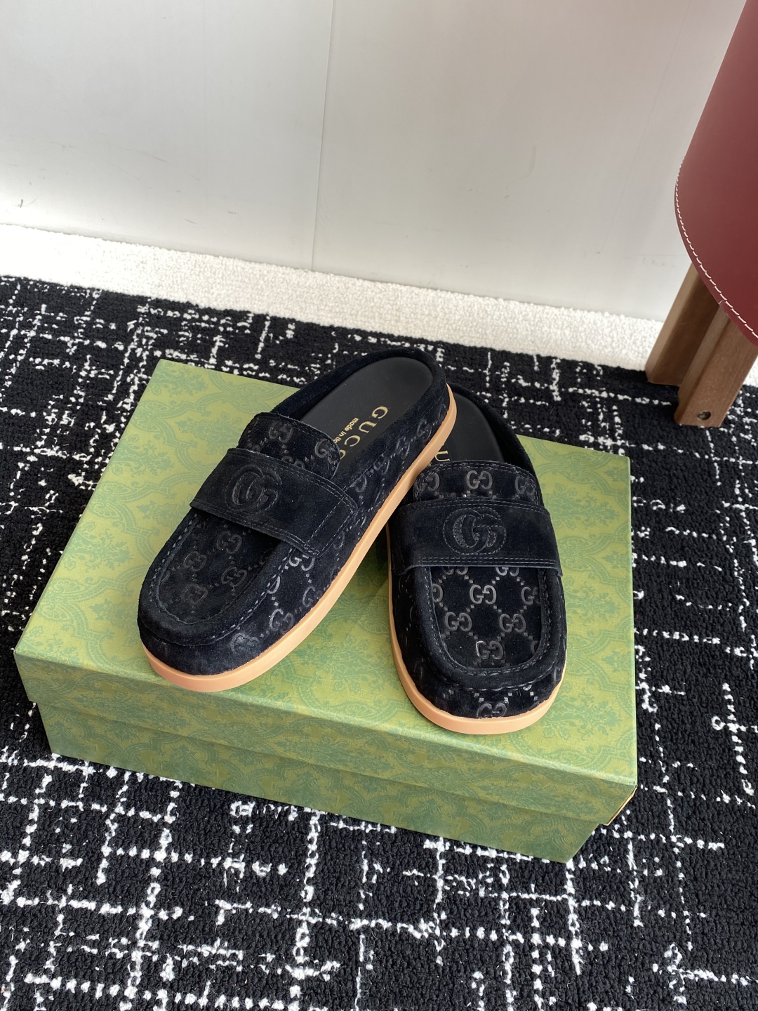 代购级
Gucci 25ss 春夏新款 复古大头包头拖，

 勃肯拖第一眼看到这个鞋子感觉不起眼，没有过
