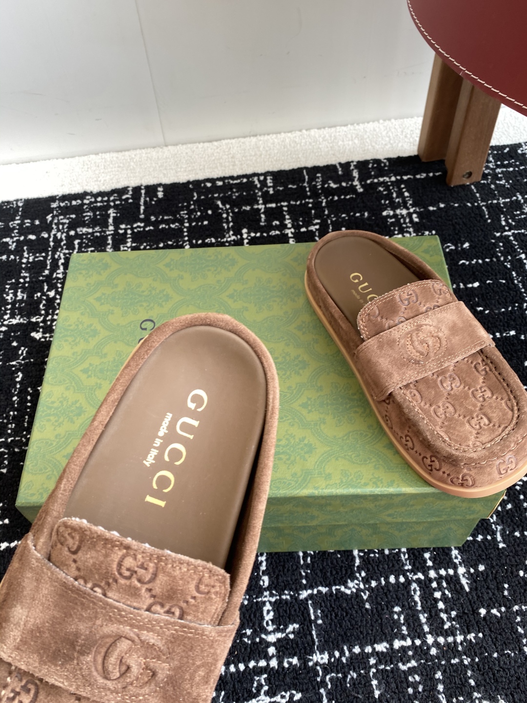 代购级
Gucci 25ss 春夏新款 复古大头包头拖，

 勃肯拖第一眼看到这个鞋子感觉不起眼，没有过