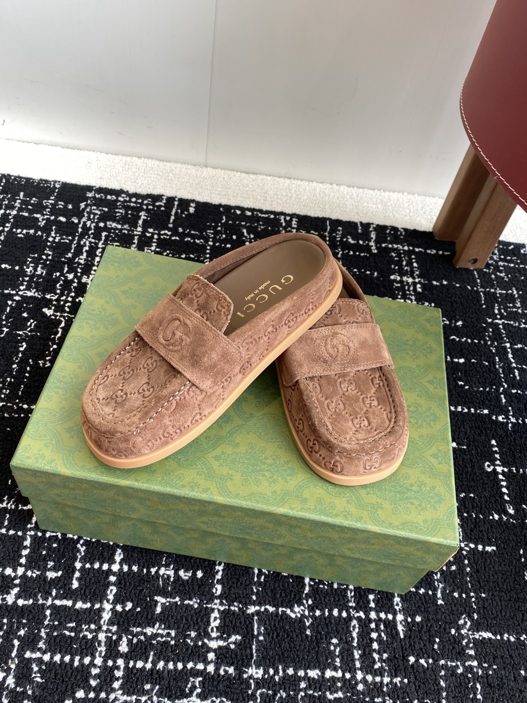 代购级
Gucci 25ss 春夏新款 复古大头包头拖，

 勃肯拖第一眼看到这个鞋子感觉不起眼，没有过