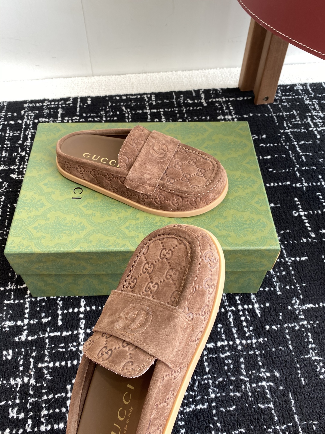 代购级
Gucci 25ss 春夏新款 复古大头包头拖，

 勃肯拖第一眼看到这个鞋子感觉不起眼，没有过