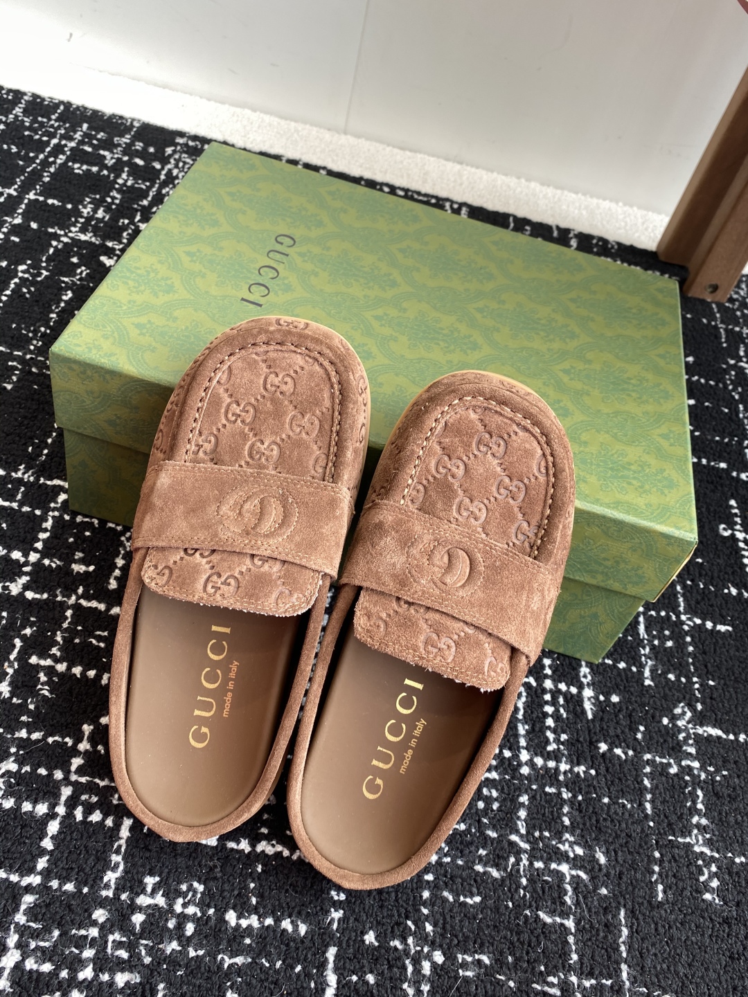 代购级
Gucci 25ss 春夏新款 复古大头包头拖，

 勃肯拖第一眼看到这个鞋子感觉不起眼，没有过