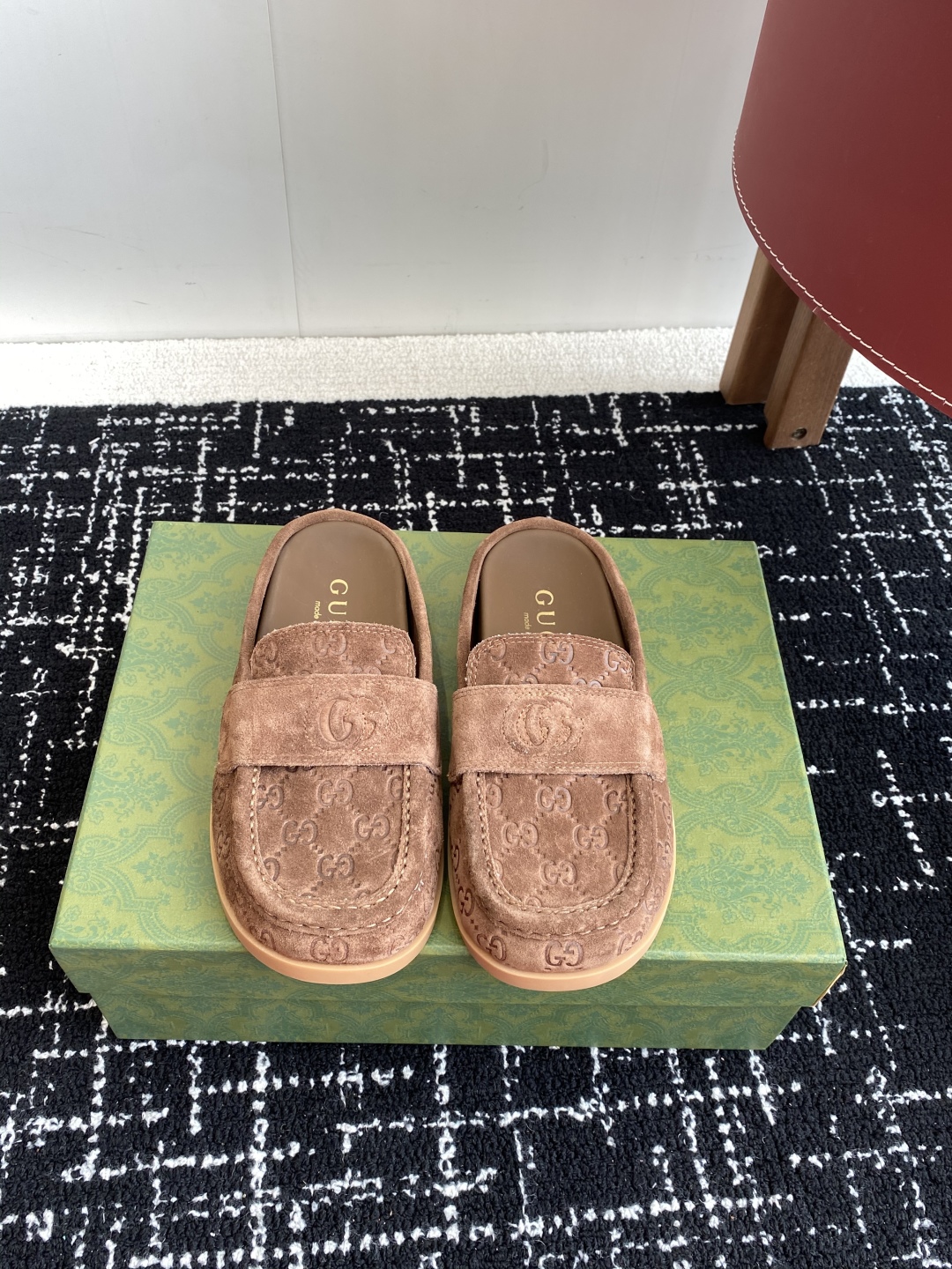 代购级
Gucci 25ss 春夏新款 复古大头包头拖，

 勃肯拖第一眼看到这个鞋子感觉不起眼，没有过