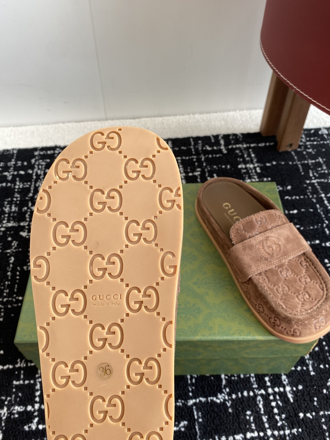代购级
Gucci 25ss 春夏新款 复古大头包头拖，

 勃肯拖第一眼看到这个鞋子感觉不起眼，没有过