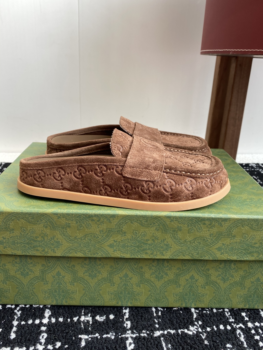 代购级
Gucci 25ss 春夏新款 复古大头包头拖，

 勃肯拖第一眼看到这个鞋子感觉不起眼，没有过