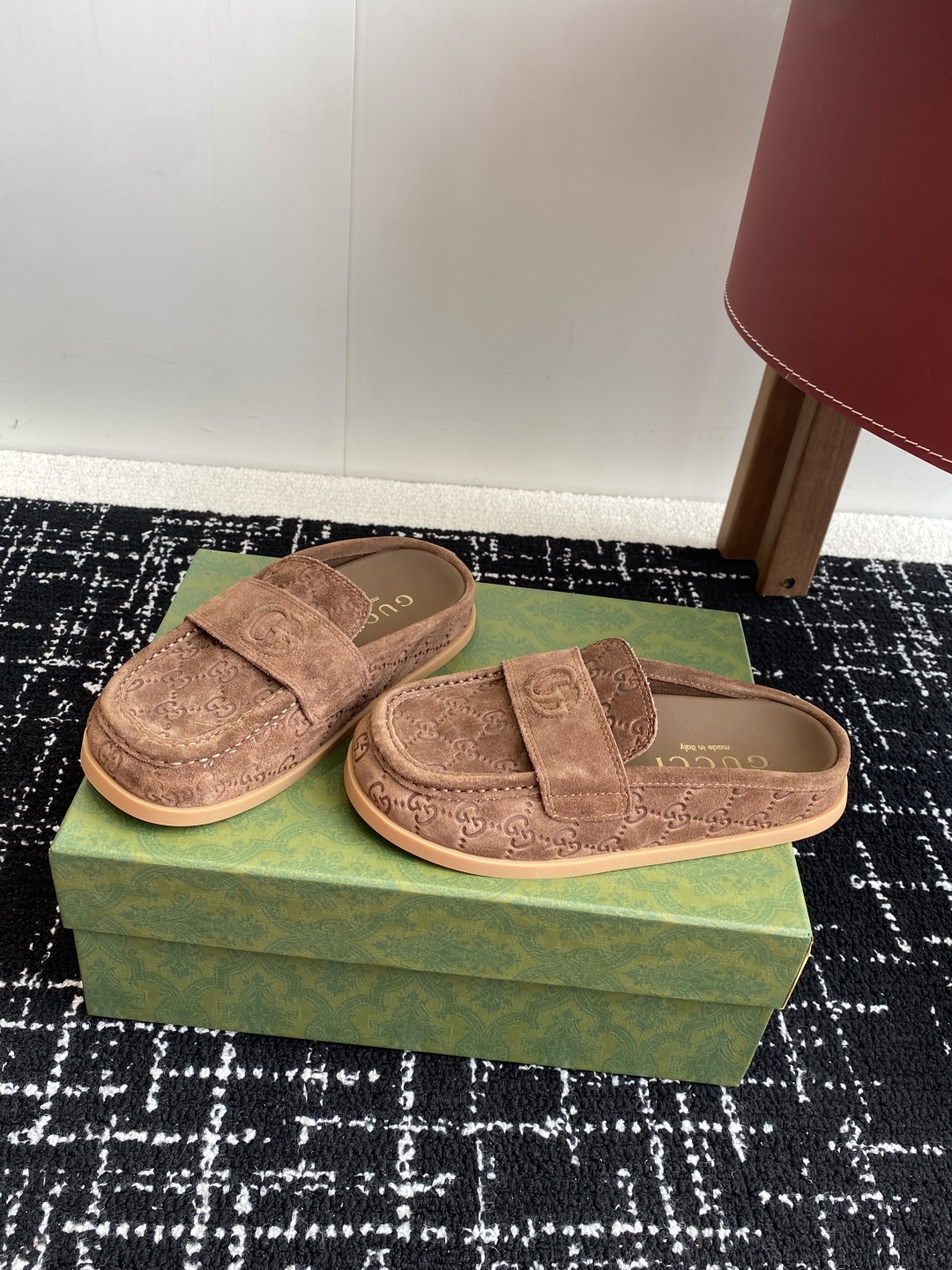 代购级
Gucci 25ss 春夏新款 复古大头包头拖，

 勃肯拖第一眼看到这个鞋子感觉不起眼，没有过